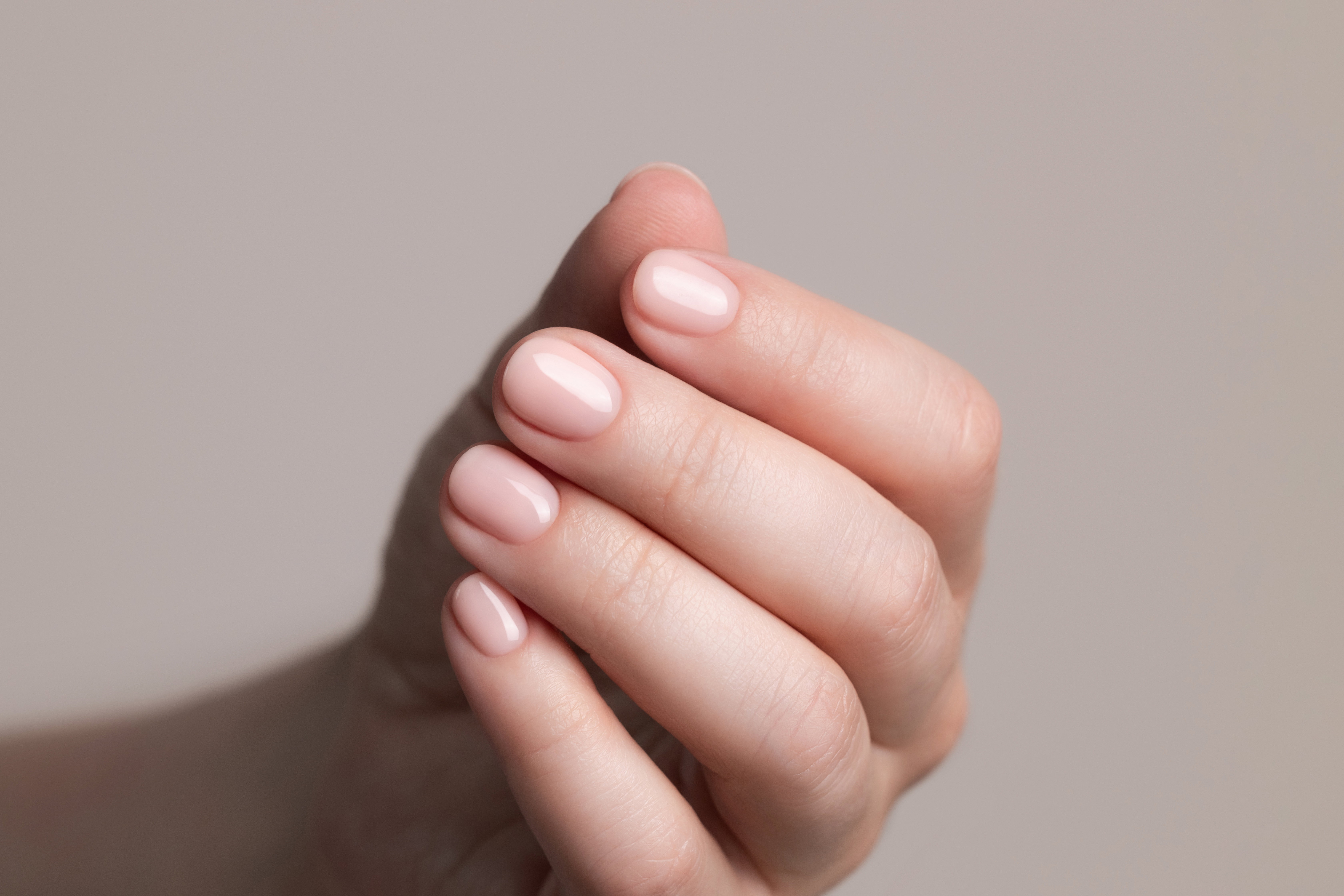 Naturalne paznokcie w stylu lip glossy nails