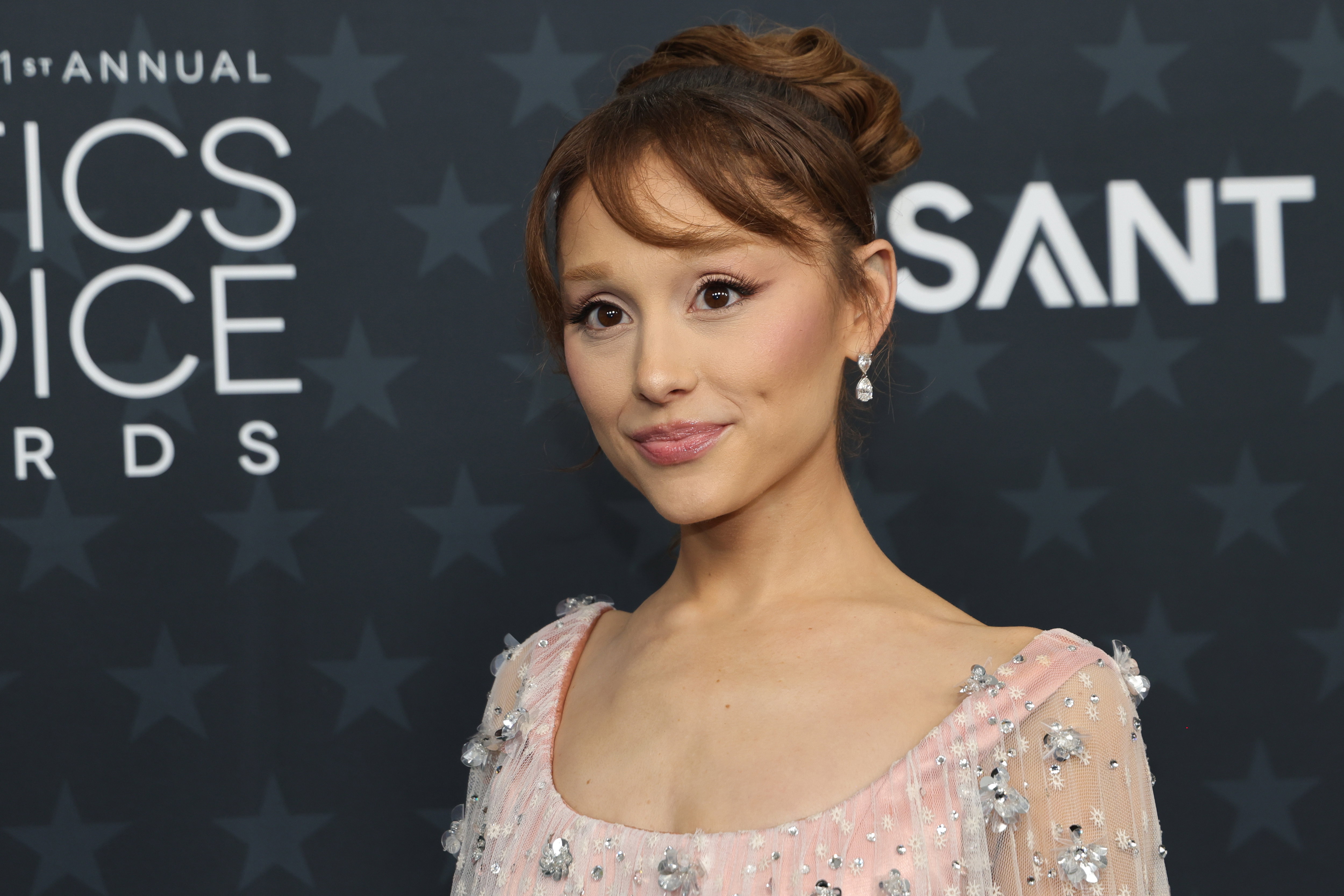 Ariana Grande lansuje piecey bangs!