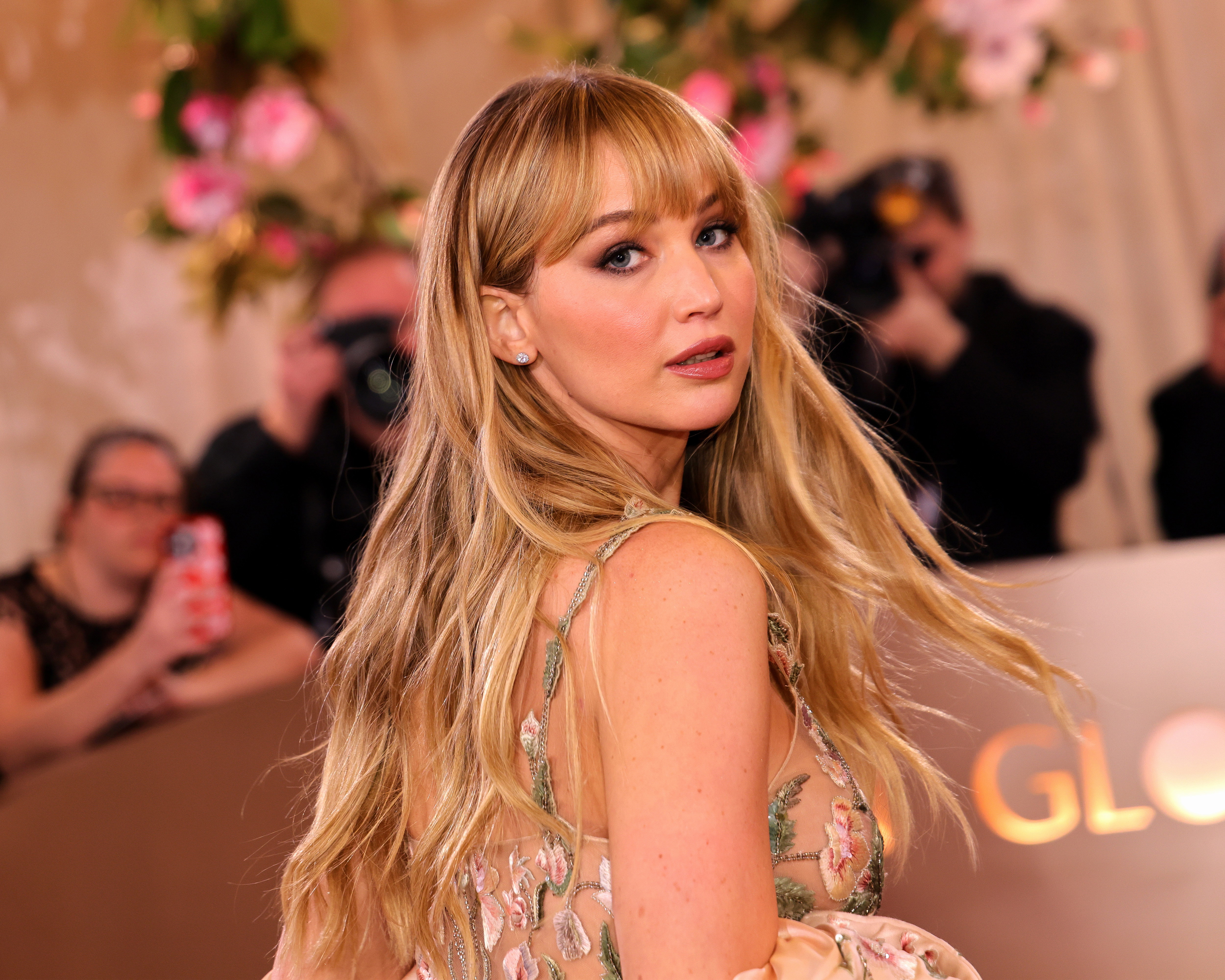 Jennifer Lawrence w grzywce w stylu wispy bangs