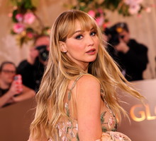 Jennifer Lawrence w grzywce w stylu wispy bangs