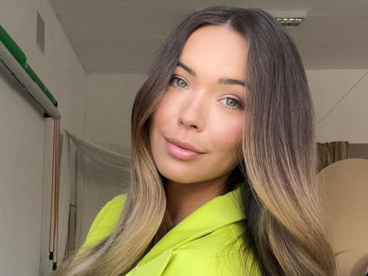 Sandra Kubicka nosi eleganckie spodnie w prążki w stylu "elegant chic"