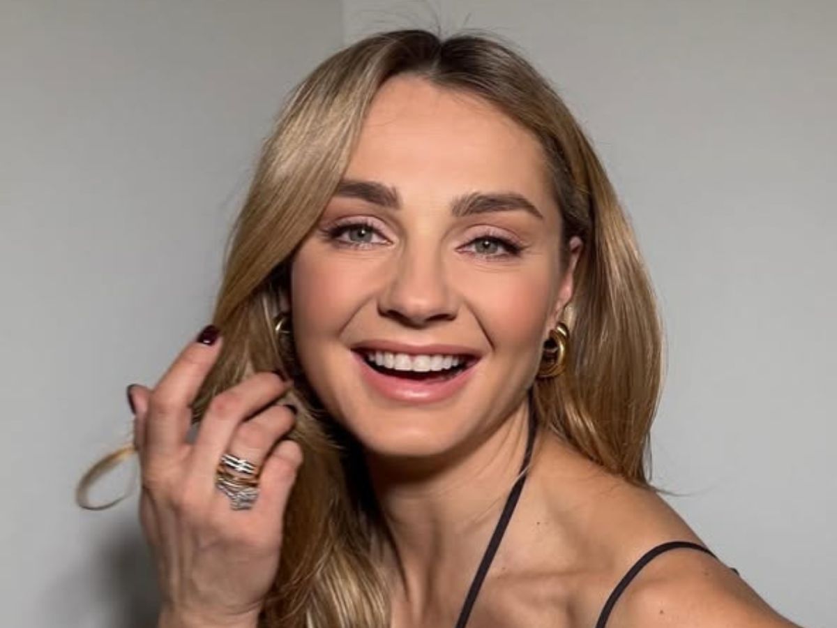 Małgorzata Socha nosi zimowy płaszcz w musztardowym kolorze