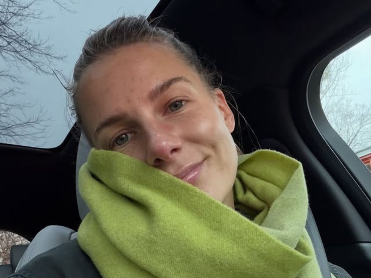 Miętowy sweter z kołnierzem Marty Wierzbickiej to esencja stylu "coquette"