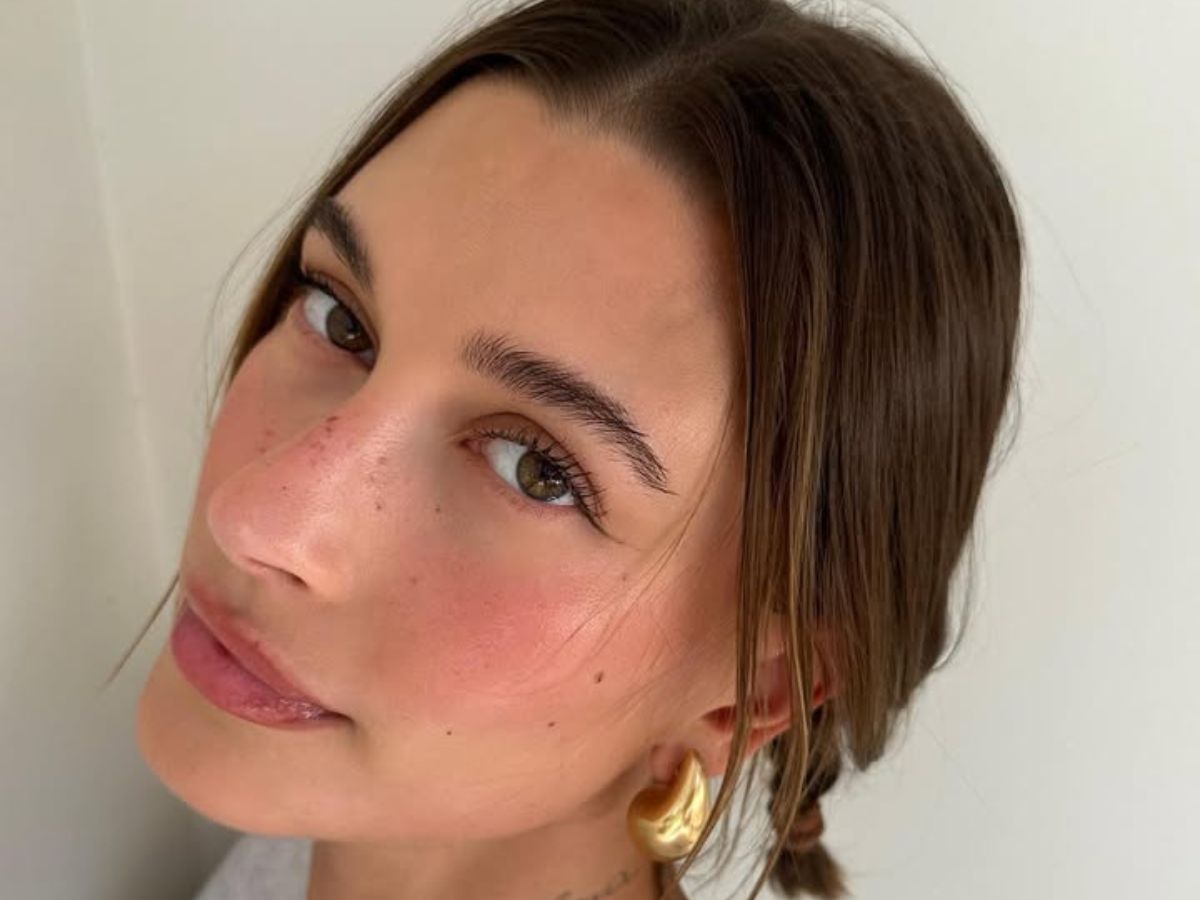 Hailey Bieber nosi atramentowy manicure idealny dla elegantek