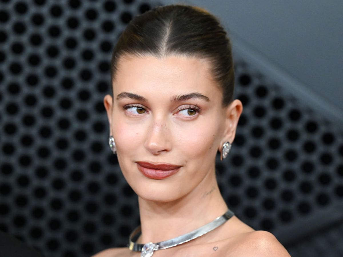 Karminowe paznokcie za sprawą Hailey Bieber weszły na podium trendów 2026