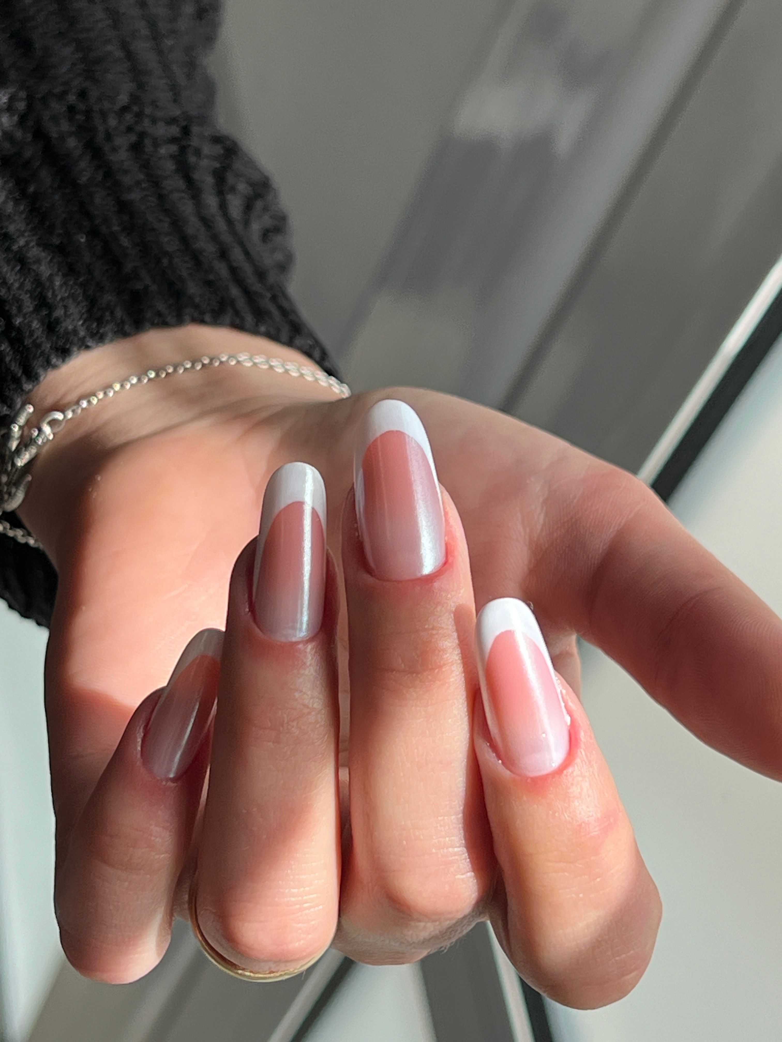 French manicure na wiosnę