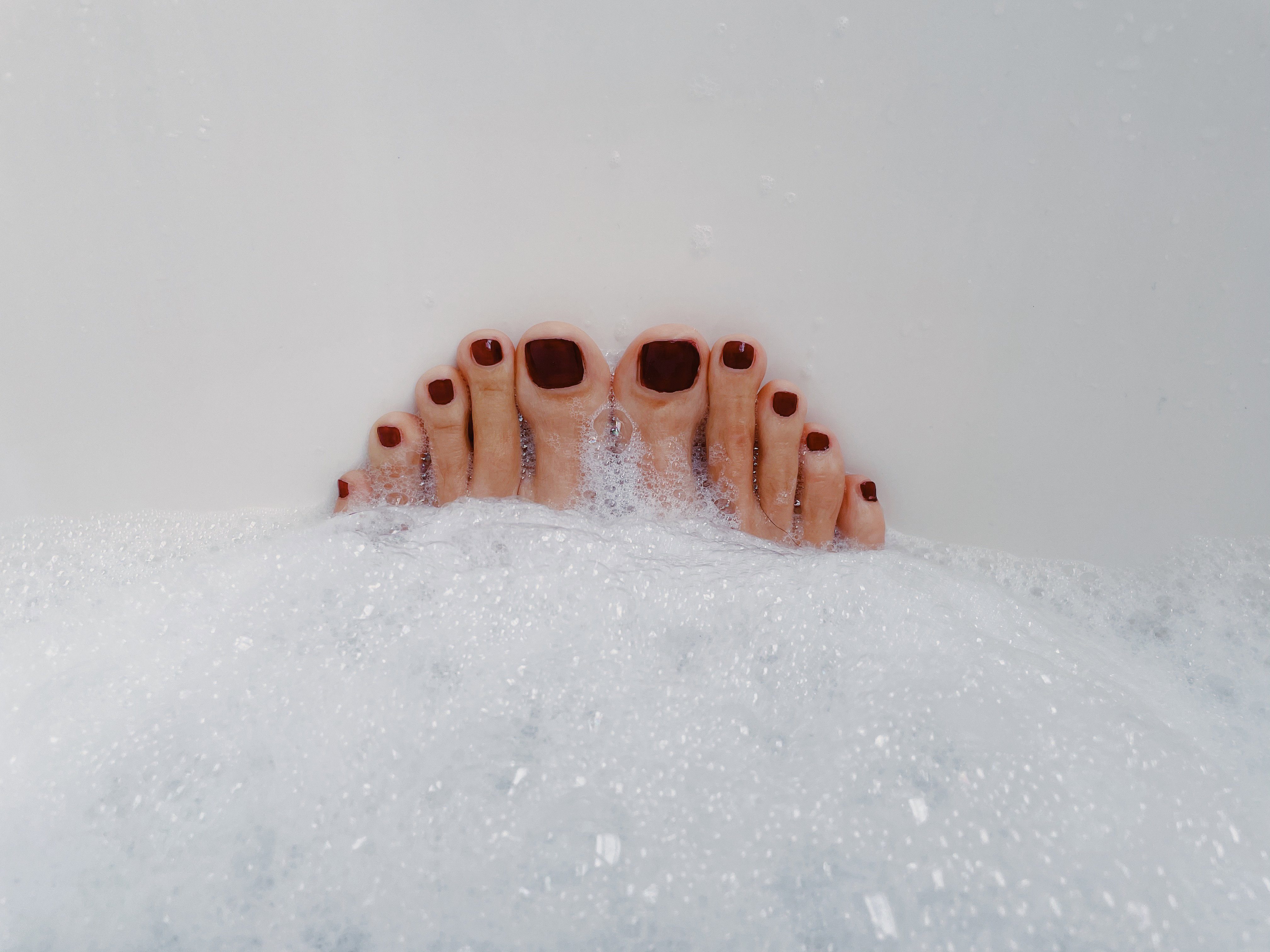 pedicure klasycznym lakierem OPI