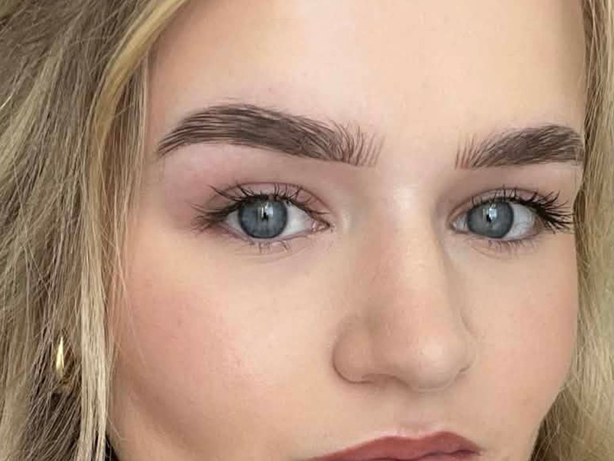 Wosk do brwi ze szczoteczką zagęszczającą daje efekt „brow lamination”