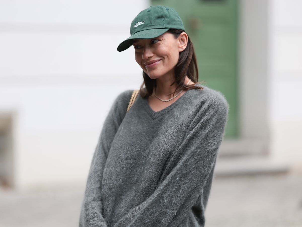 szary sweter z baskinką H&amp;M