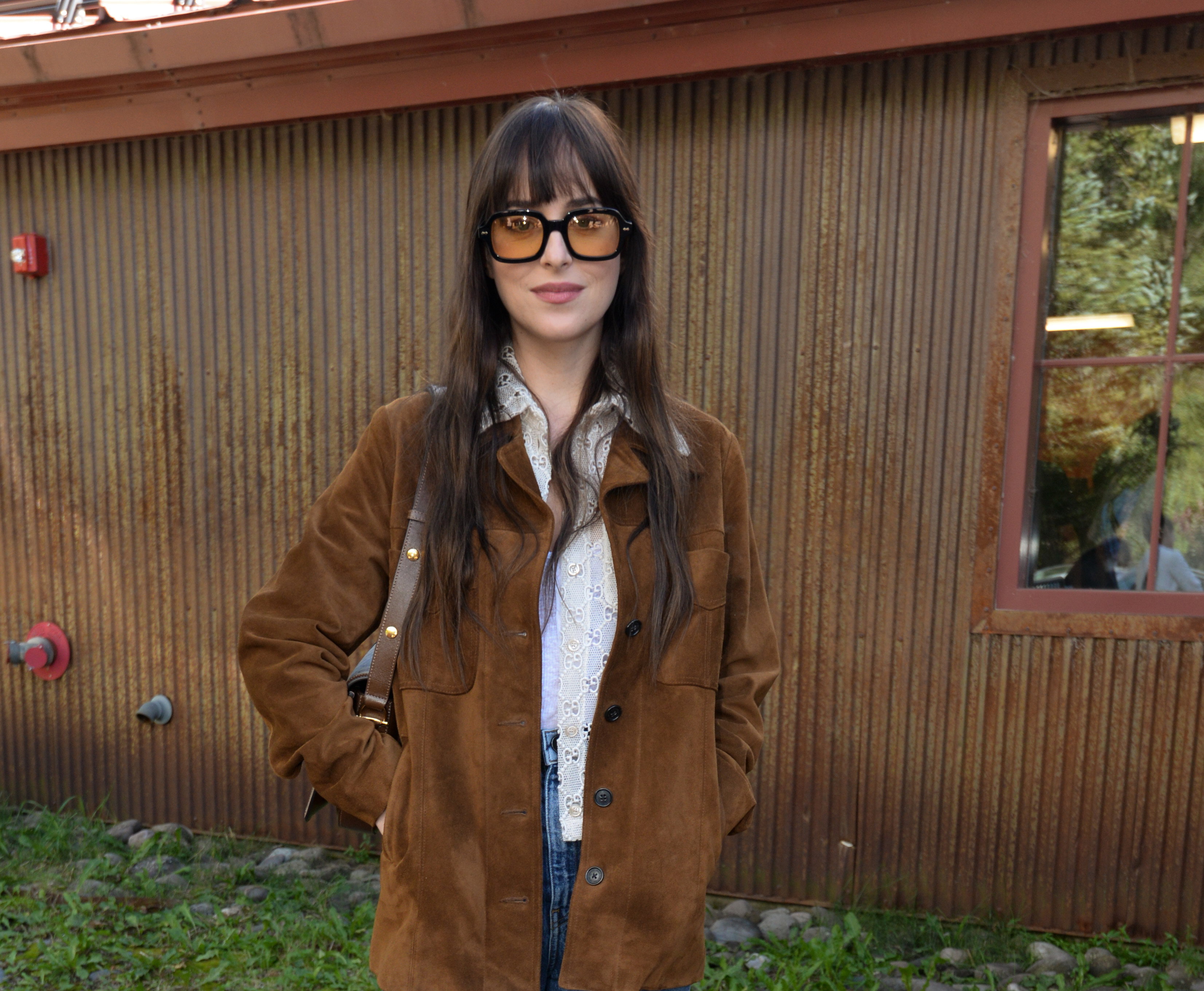 czekoladowy trencz to effortless chic prosto z ulic Barcelony! Nie powstydziłaby się go Dakota Johnson