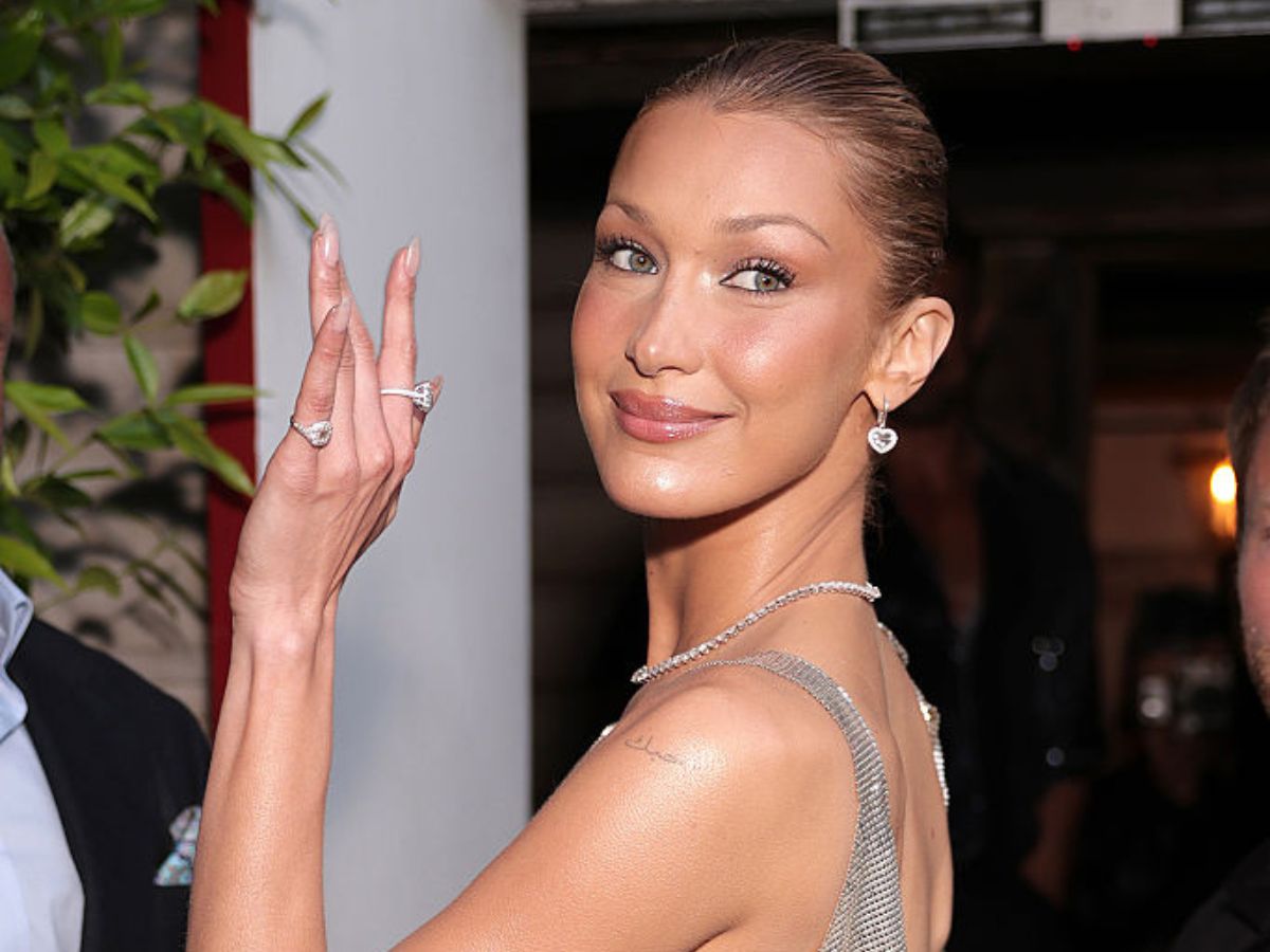 Wiosną 2026 będziemy nosić skórzane "collarless jacket" a'la Bella Hadid