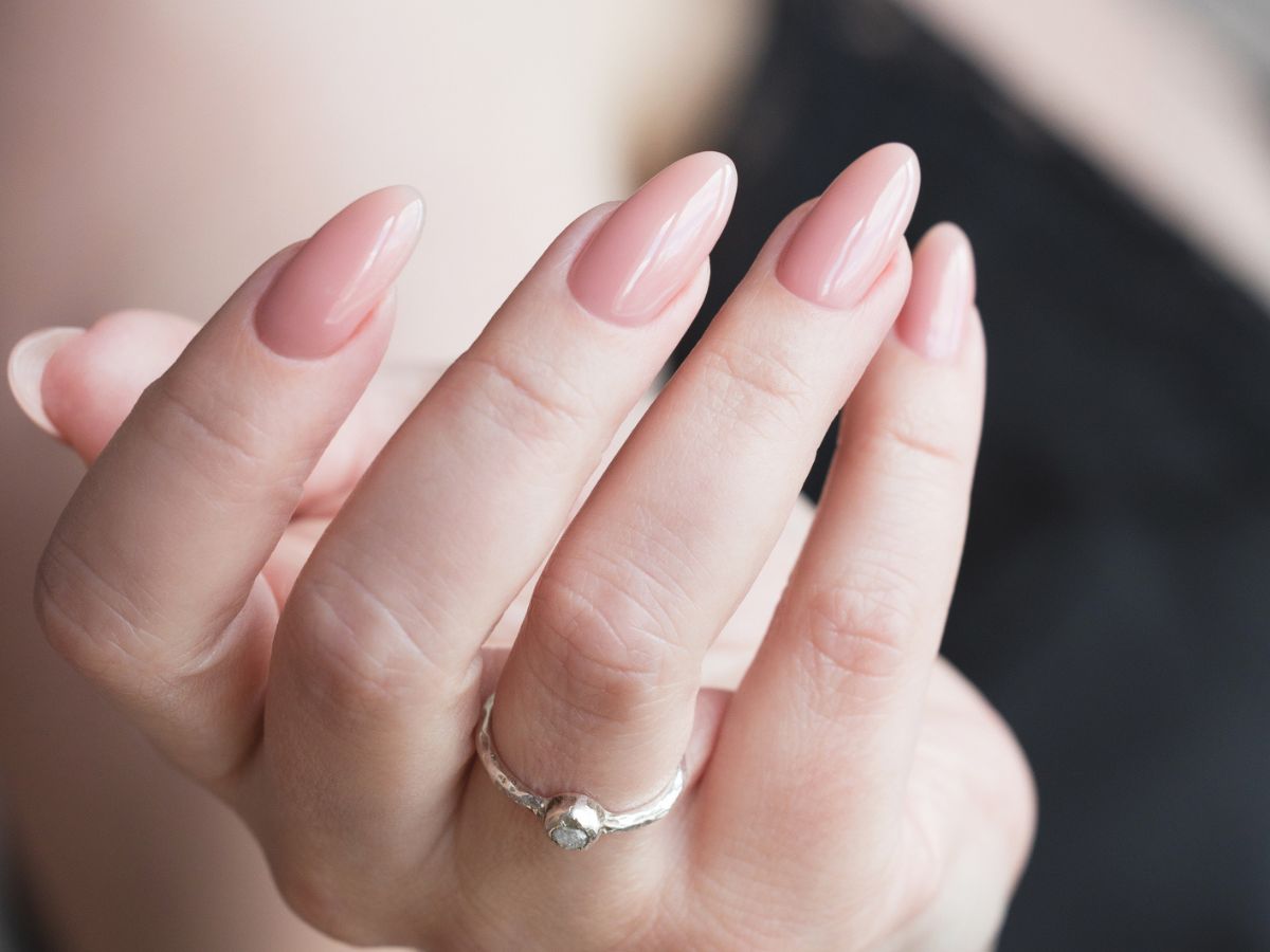Wiosną 2026 stawiamy na "ballet slipper nails" idealne na krótką płytkę