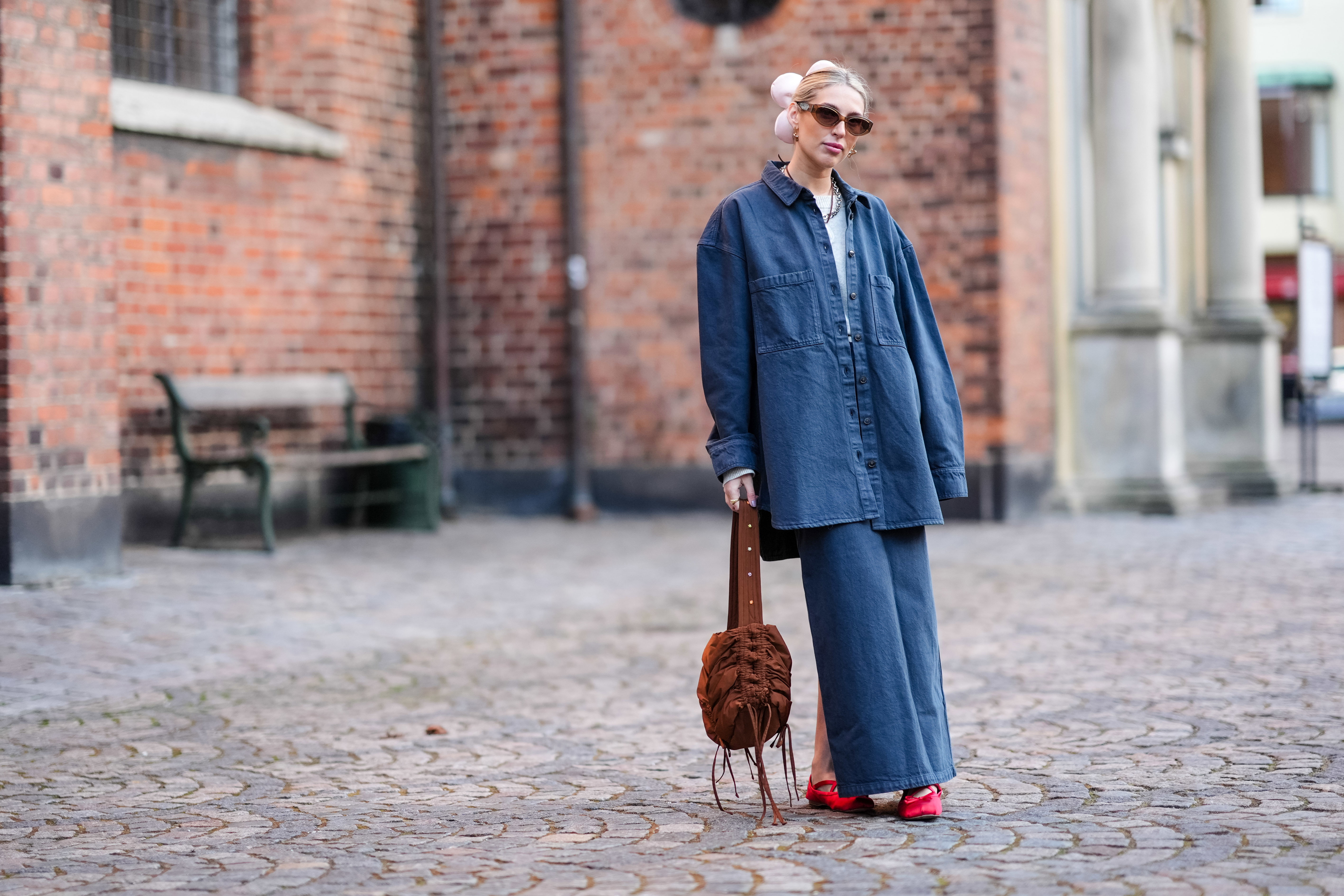 Jeśli jeszcze nie masz w szafie jeansowej spódnicy, to sprawdź ten tani model z Sinsay