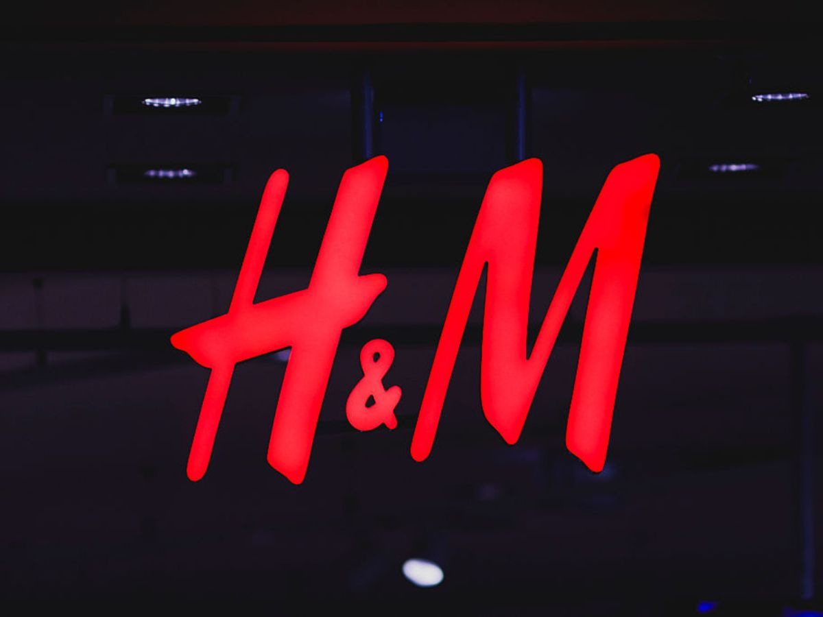 H&amp;M wyprzedaje płócienne kremowe jeansy za 63 zł
