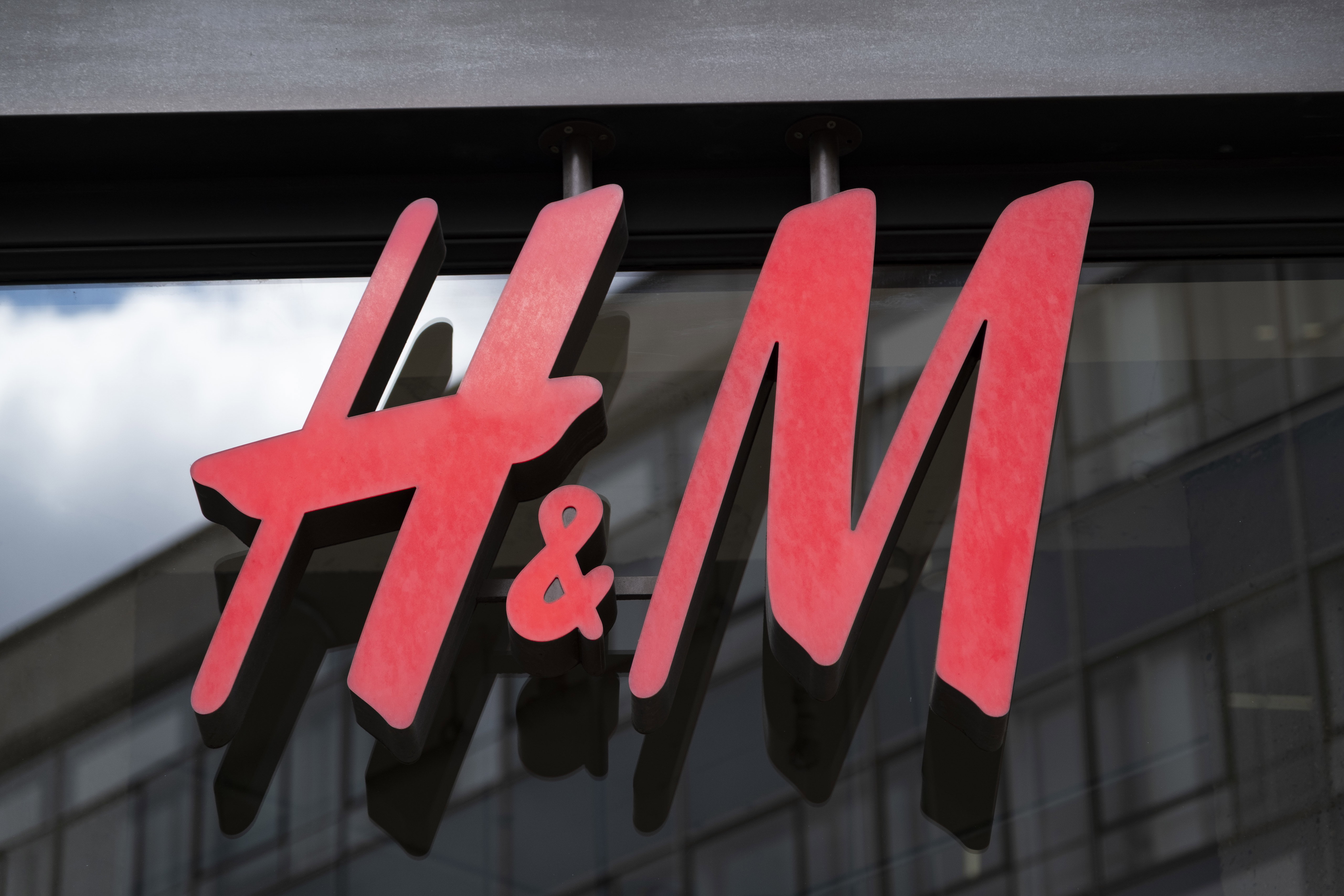 jeansy horseshoe cut z H&amp;M