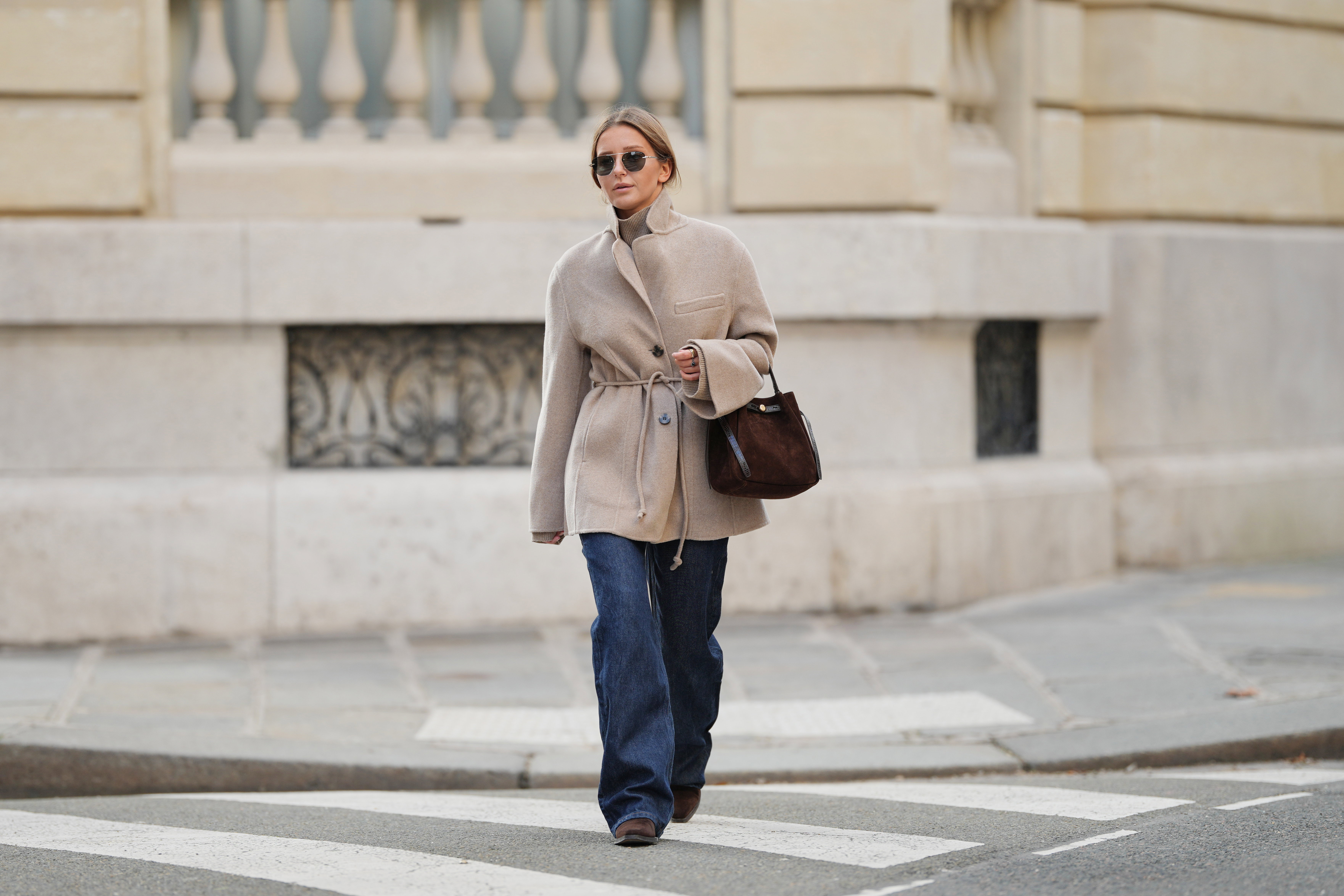 Ten brązowy płaszcz ze stójką z Sinsay to elegant chic
