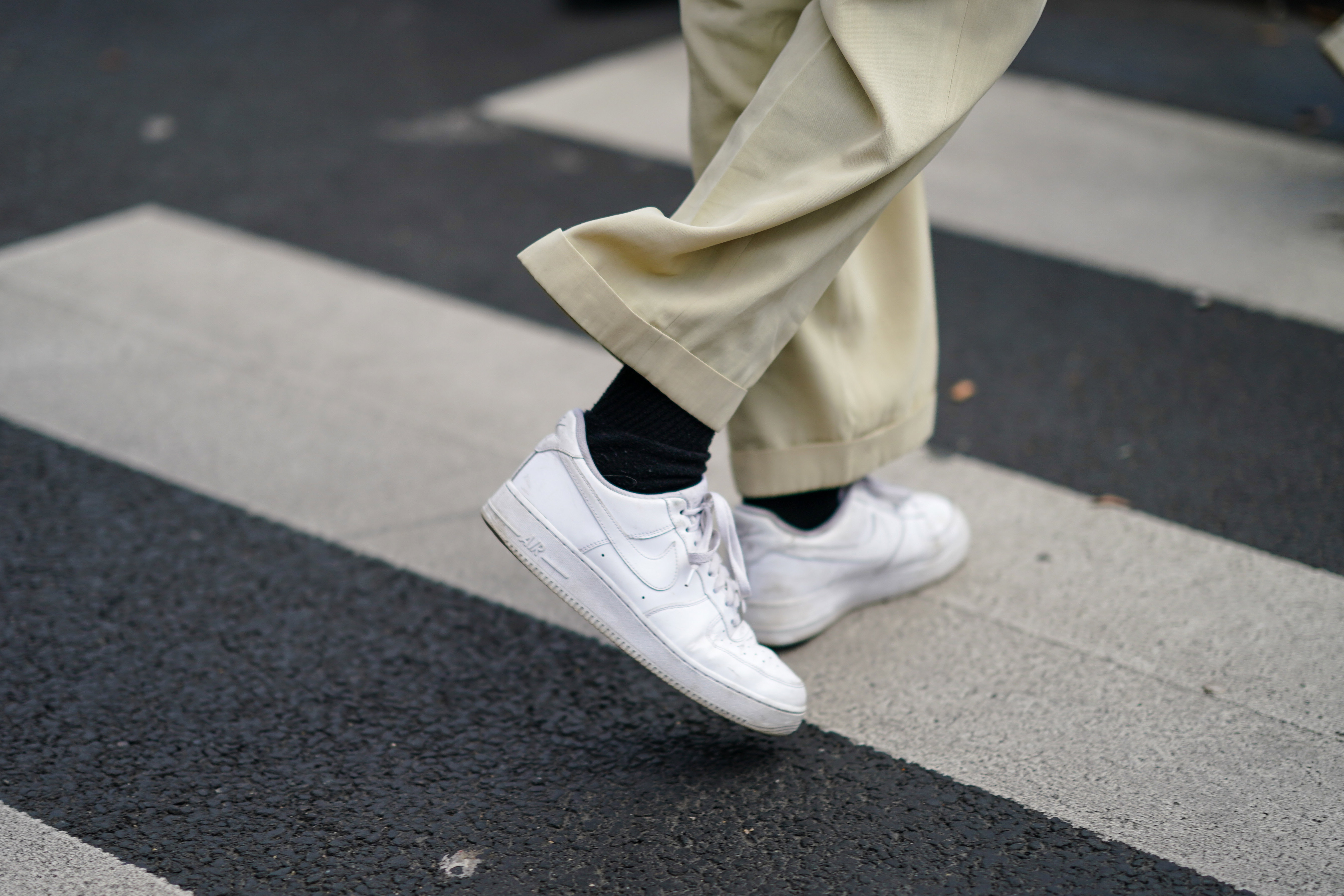 Te chunky sneakers na grubej podeszwie noszą teraz wszystkie minimalistki.