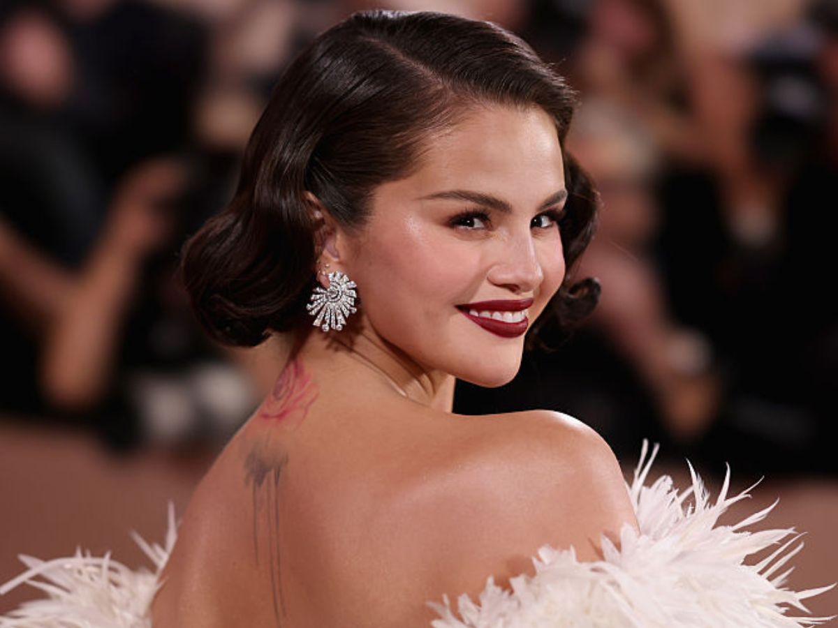 Wiosną 2026 nosimy modelujące talię "that jacket" w stylu Seleny Gomez