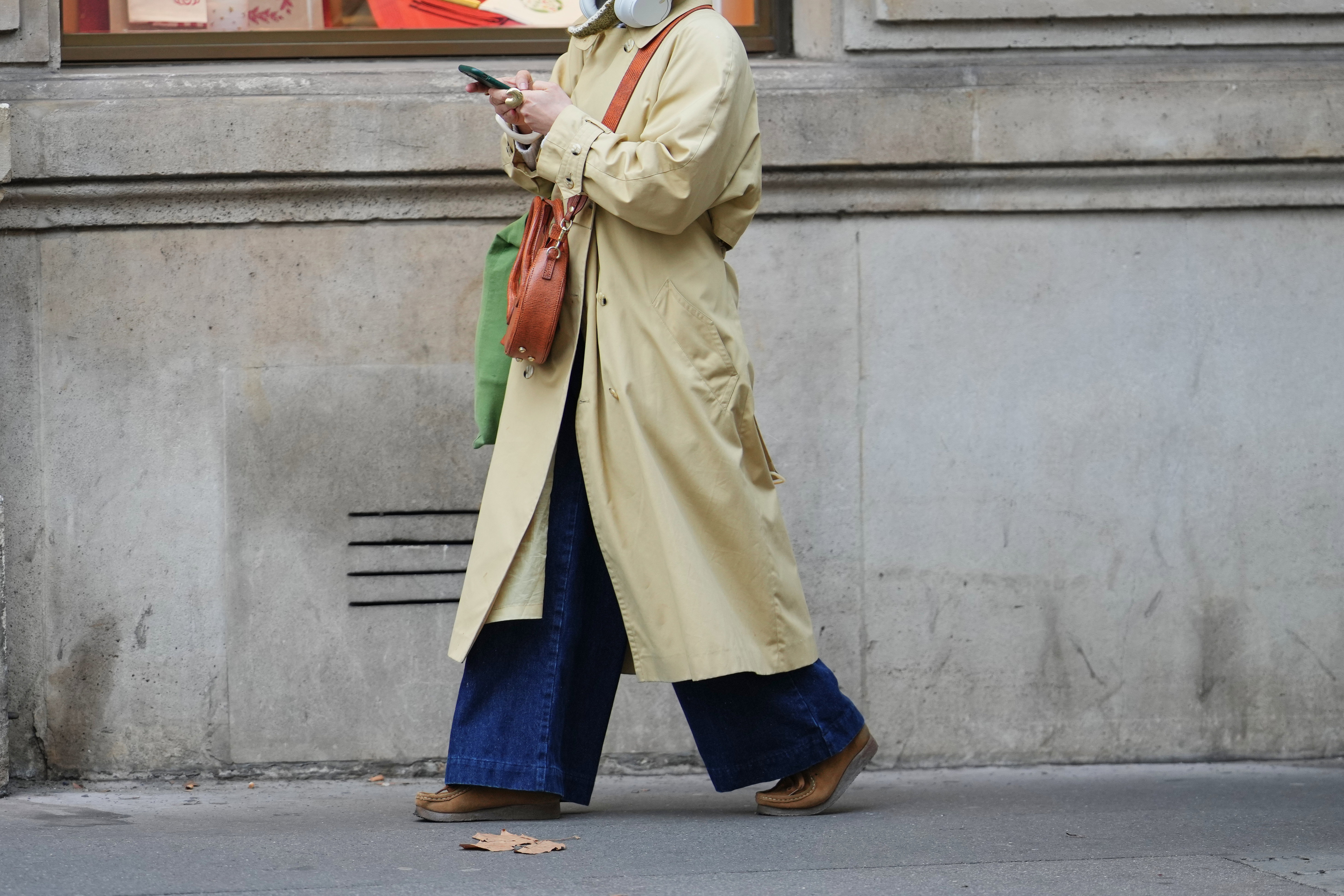 Ten oliwkowy trencz plus size to sprytny zakup na wiosnę