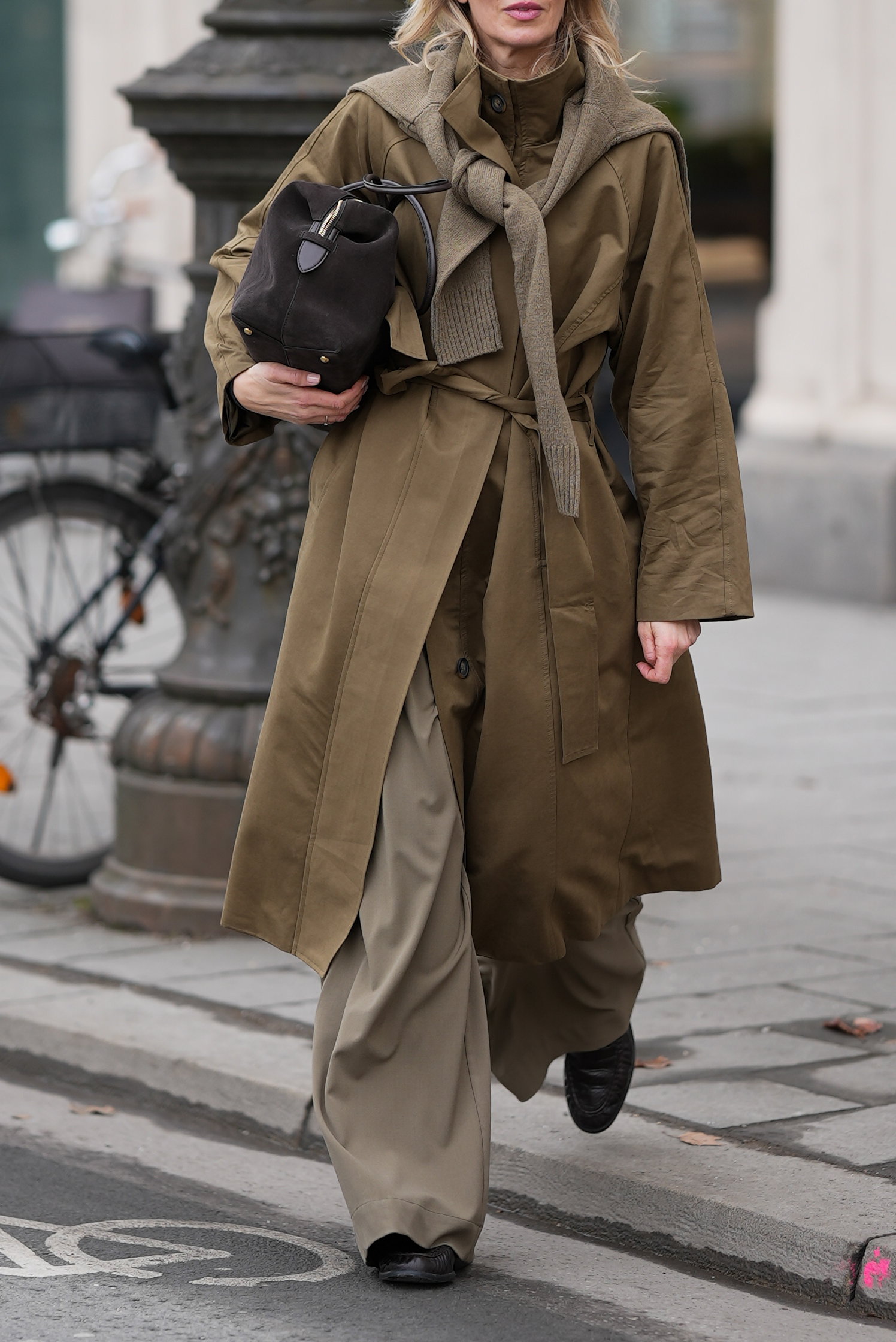 modny trencz kolorze khaki