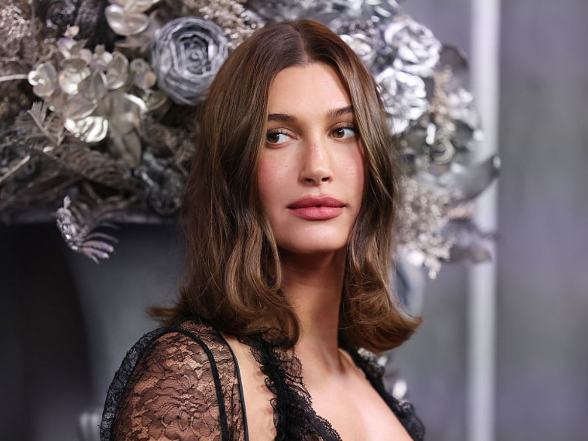 Spodnie z zakładkami w stylu lat 80. wracają, a Hailey Bieber robi z nich hit do biura