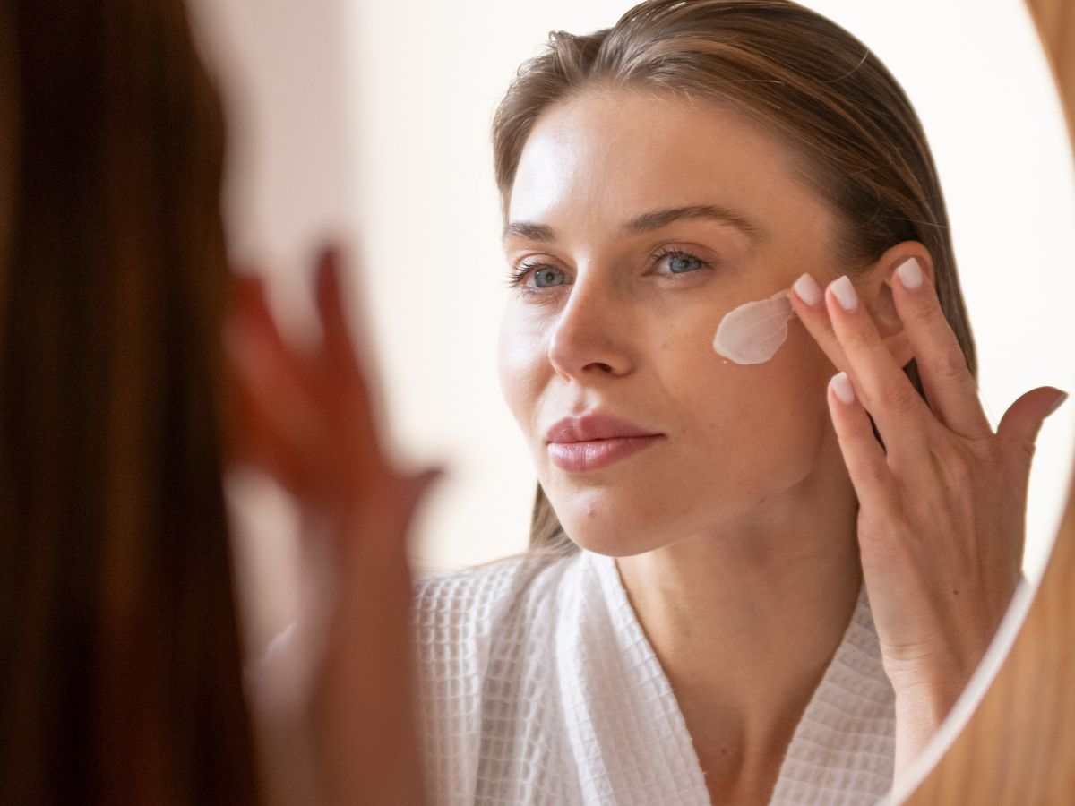 Lekki niewidoczny fluid z apteki z SPF 50+