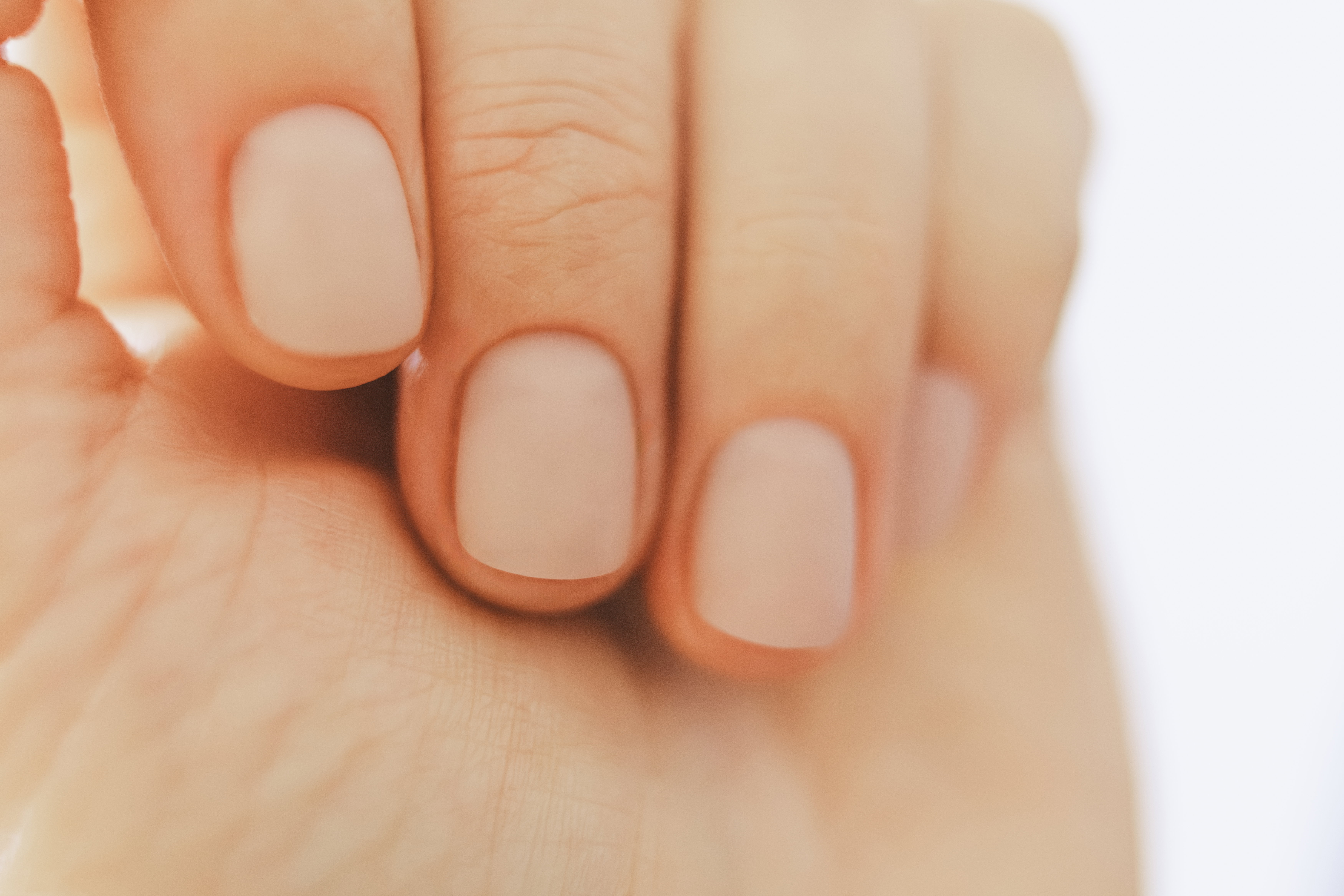 Blurred nails na wiosnę 2026