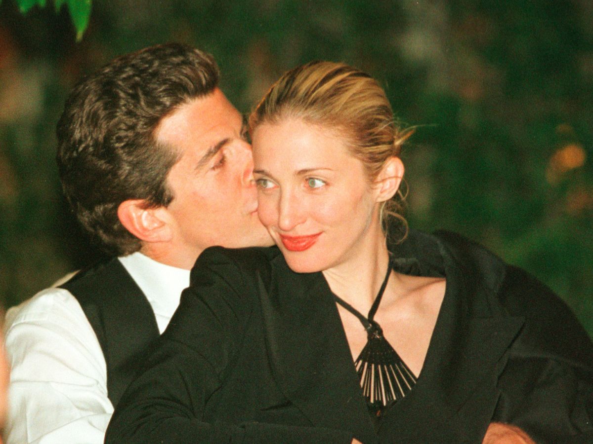 marynarka z baskinką Carolyn Bessette-Kennedy