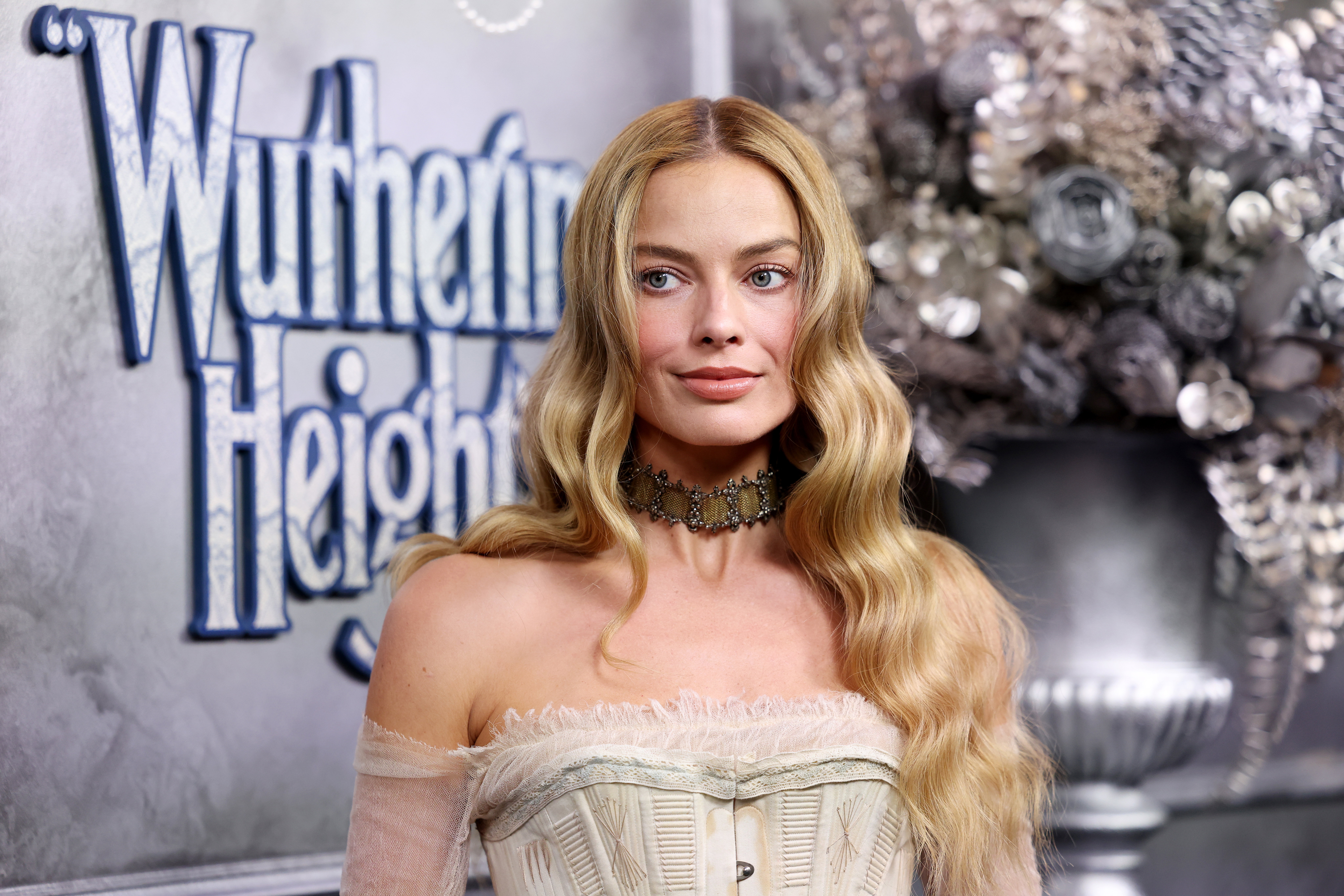 Margot Robbie postawiła na Airy Muse Bob! To cięcie modeluje twarzy i "robi" kości policzkowe