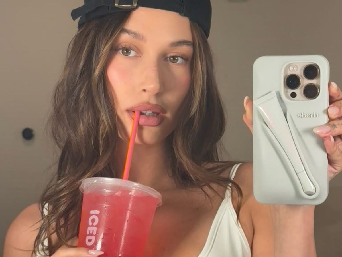 bandana we włosach w stylu Hailey Bieber