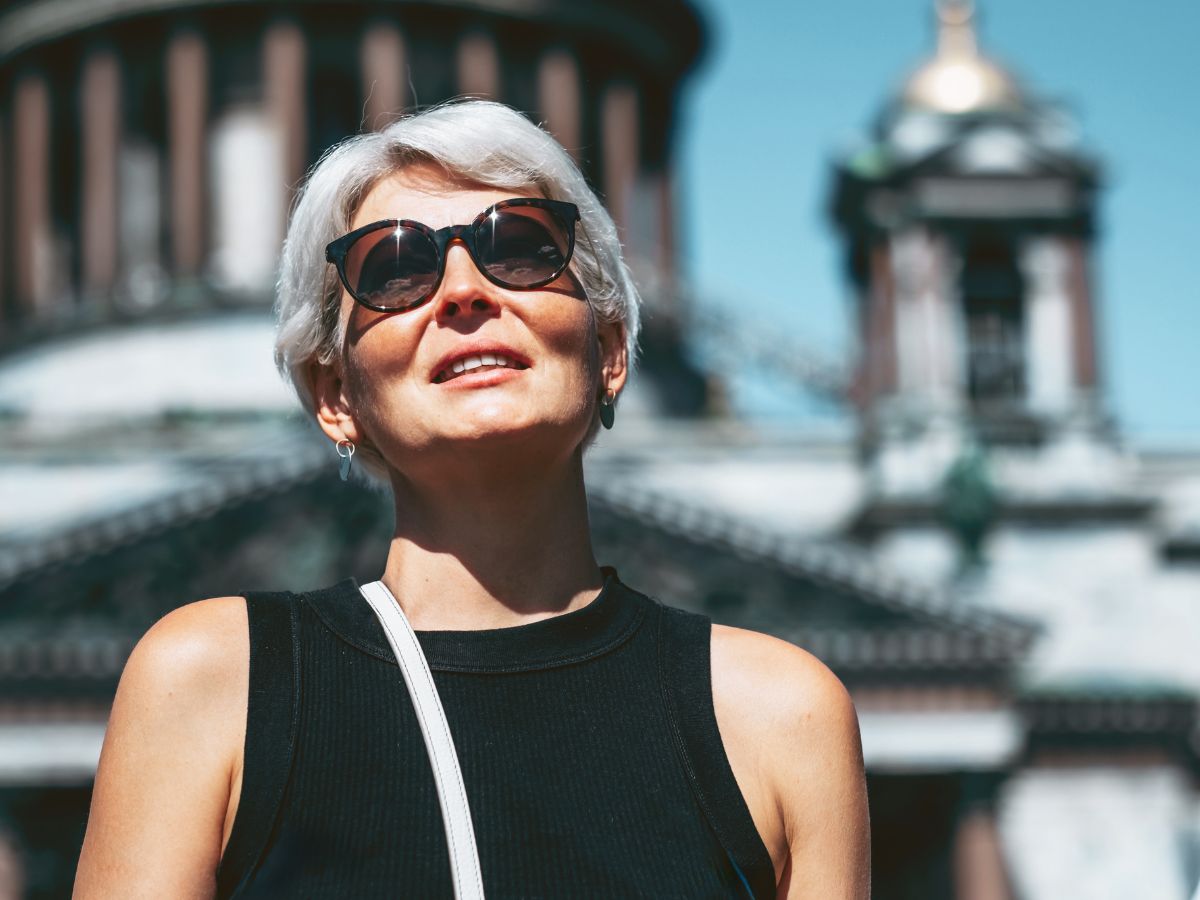 Czarna sukienka dla elegantek 30, jak i 50+