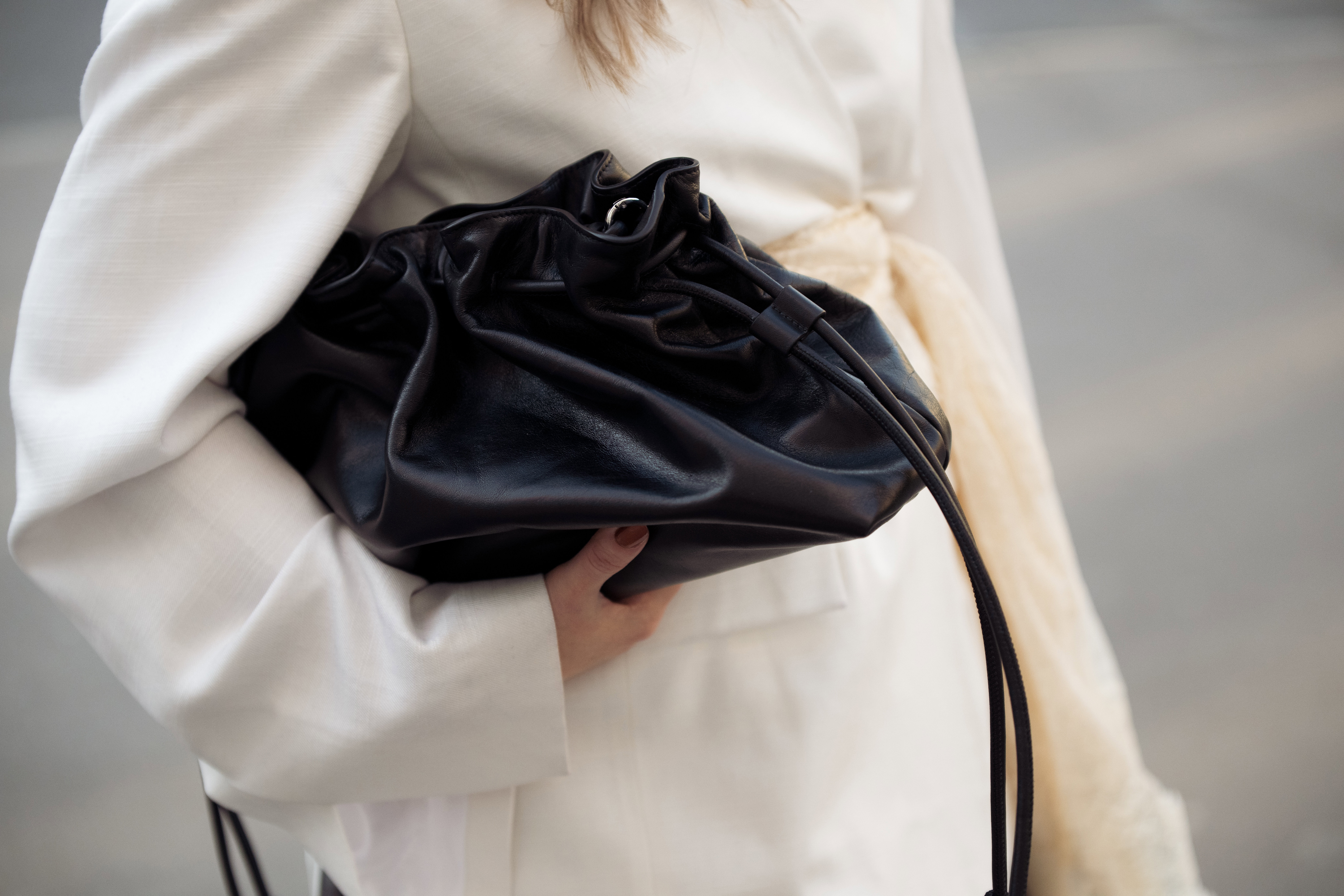 Ta torebka robi całą stylizację. Pouch bag nosiły nasze mamy, a teraz wraca do gry w retro stylu