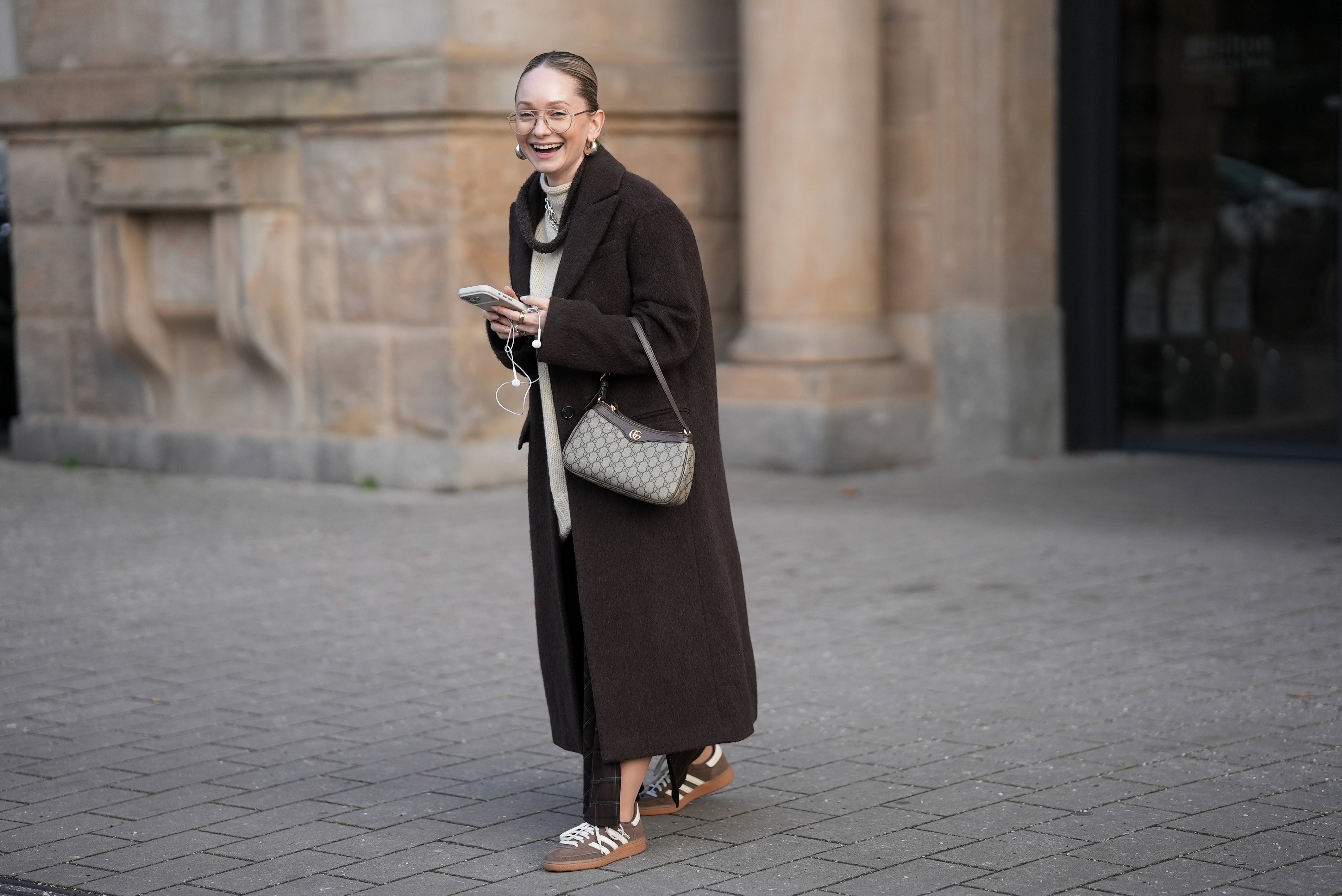 brązowe sneakersy na wiosnę
