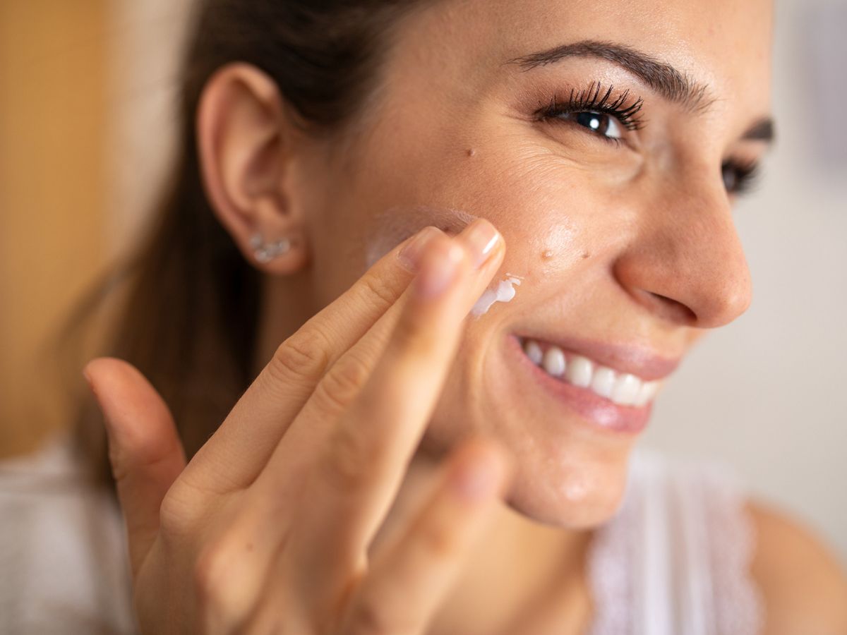 Ten niewidzialny fluid z SPF50+ zastępuje filtry upiększające