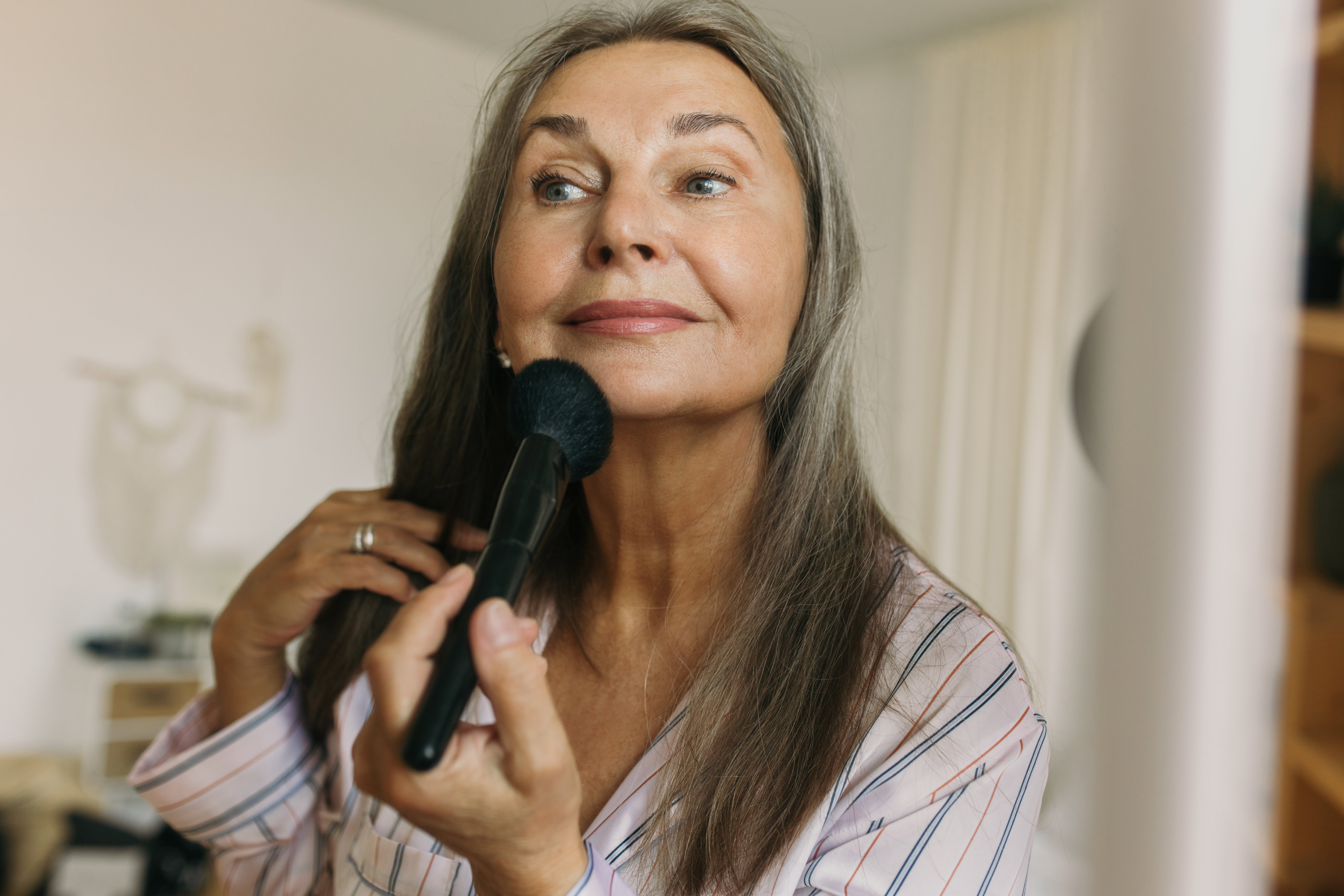 Ten podkład pokochają kobiety 40+! Wypełnia zmarszczki i wygładza skórę jak serum i jest pełen kwasu hialuronowego