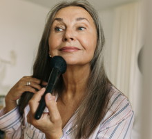 Ten podkład pokochają kobiety 40+! Wypełnia zmarszczki i wygładza skórę jak serum i jest pełen kwasu hialuronowego