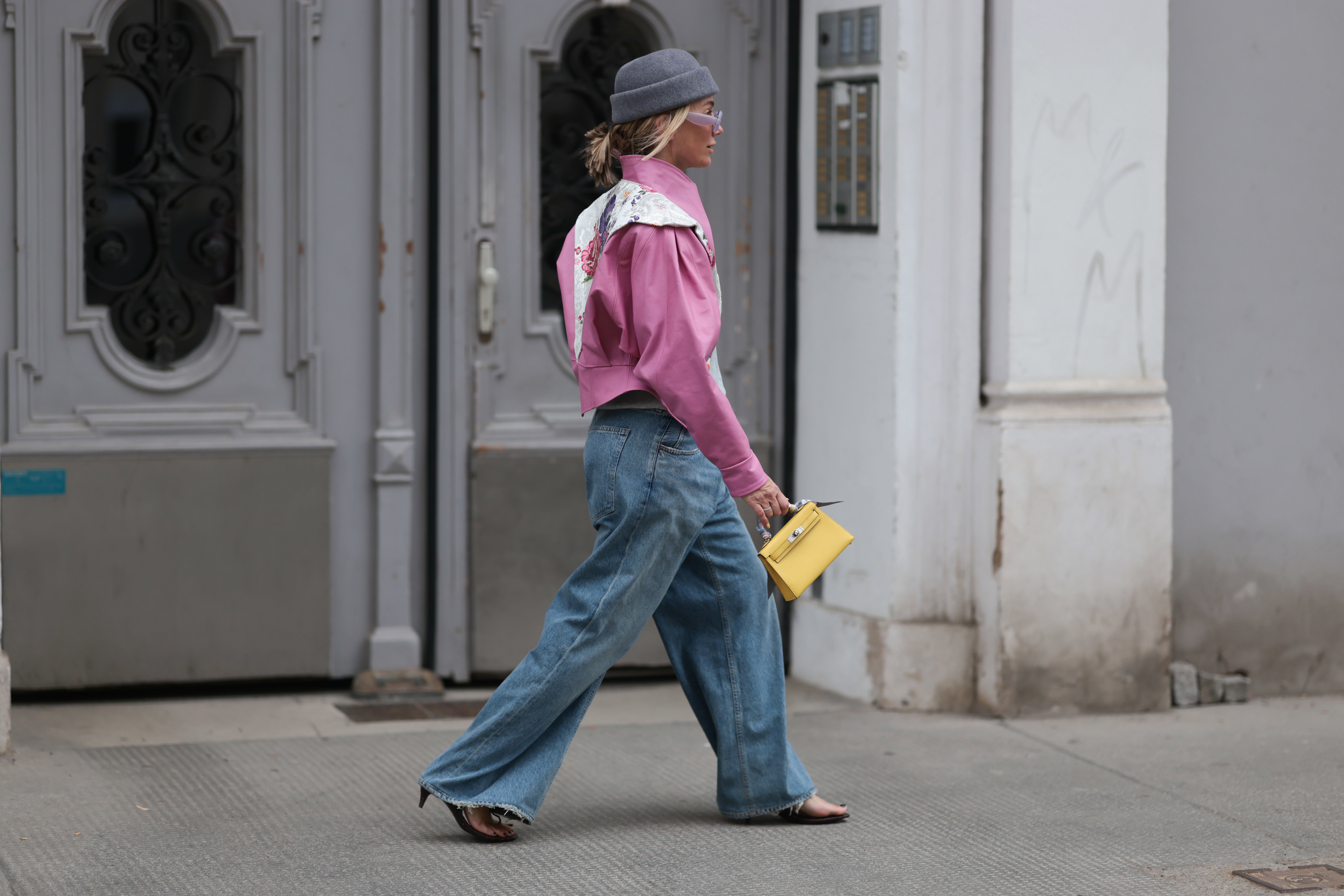 Te jeansy soft tailoring pokochałaby Carrie Bradshow! Kupisz je w najbardziej eleganckim kolorze jeansów tego roku