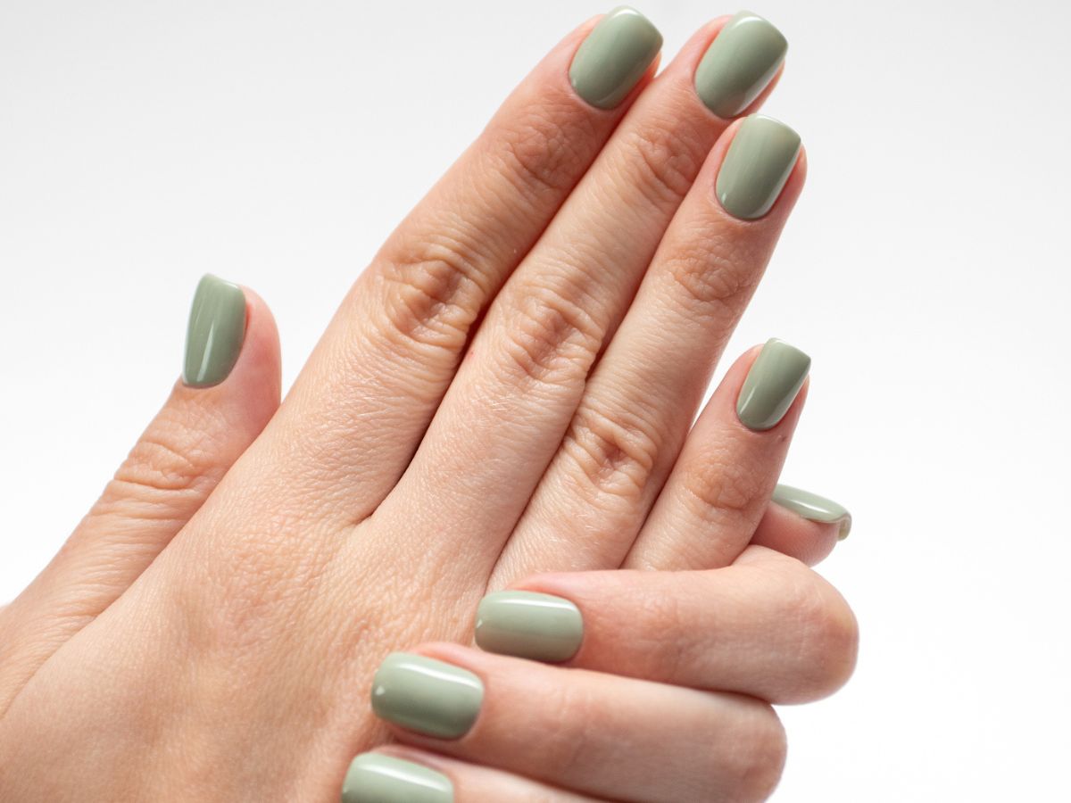 "Sage pearl nails" w stylu „quiet glow” zachwyca Polki