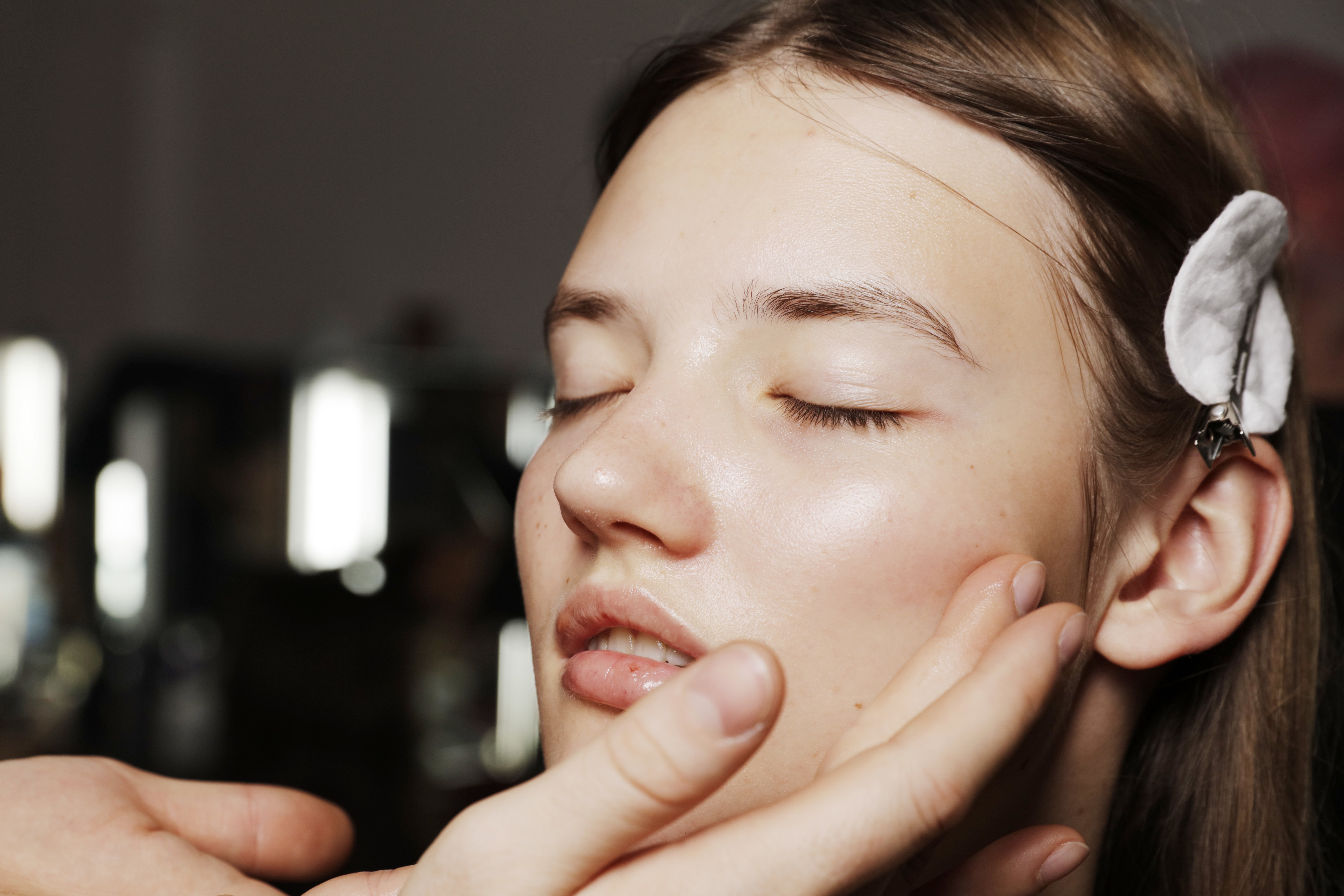 Ten podkład dosłownie stapia się ze skórą i wygląda jak delikatne serum. Daje efekt effortless makeup w stylu modelek