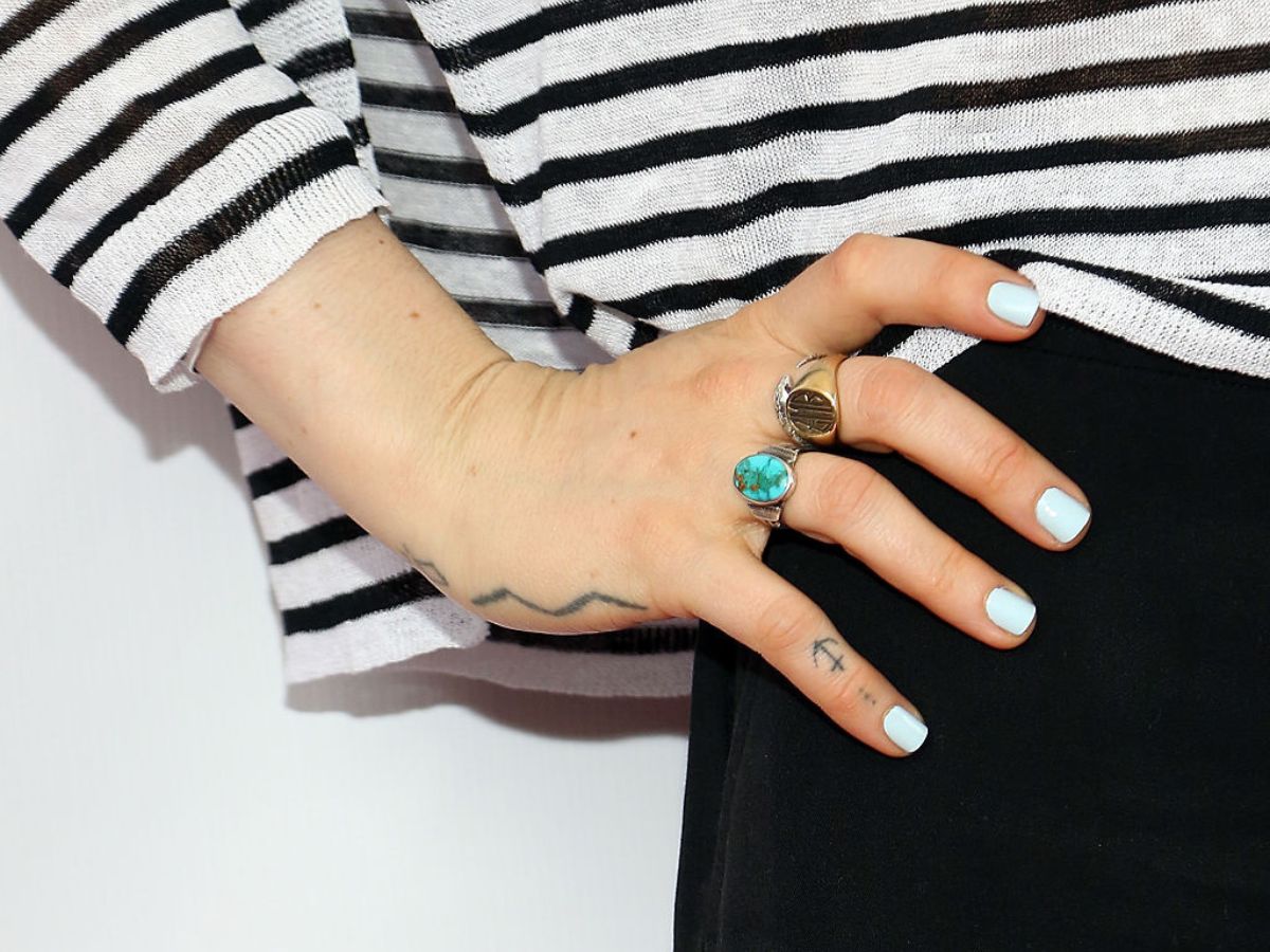 Manicure w kolorze Pantone Mint Julep odmienia dłonie