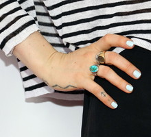 Manicure w kolorze Pantone Mint Julep odmienia dłonie