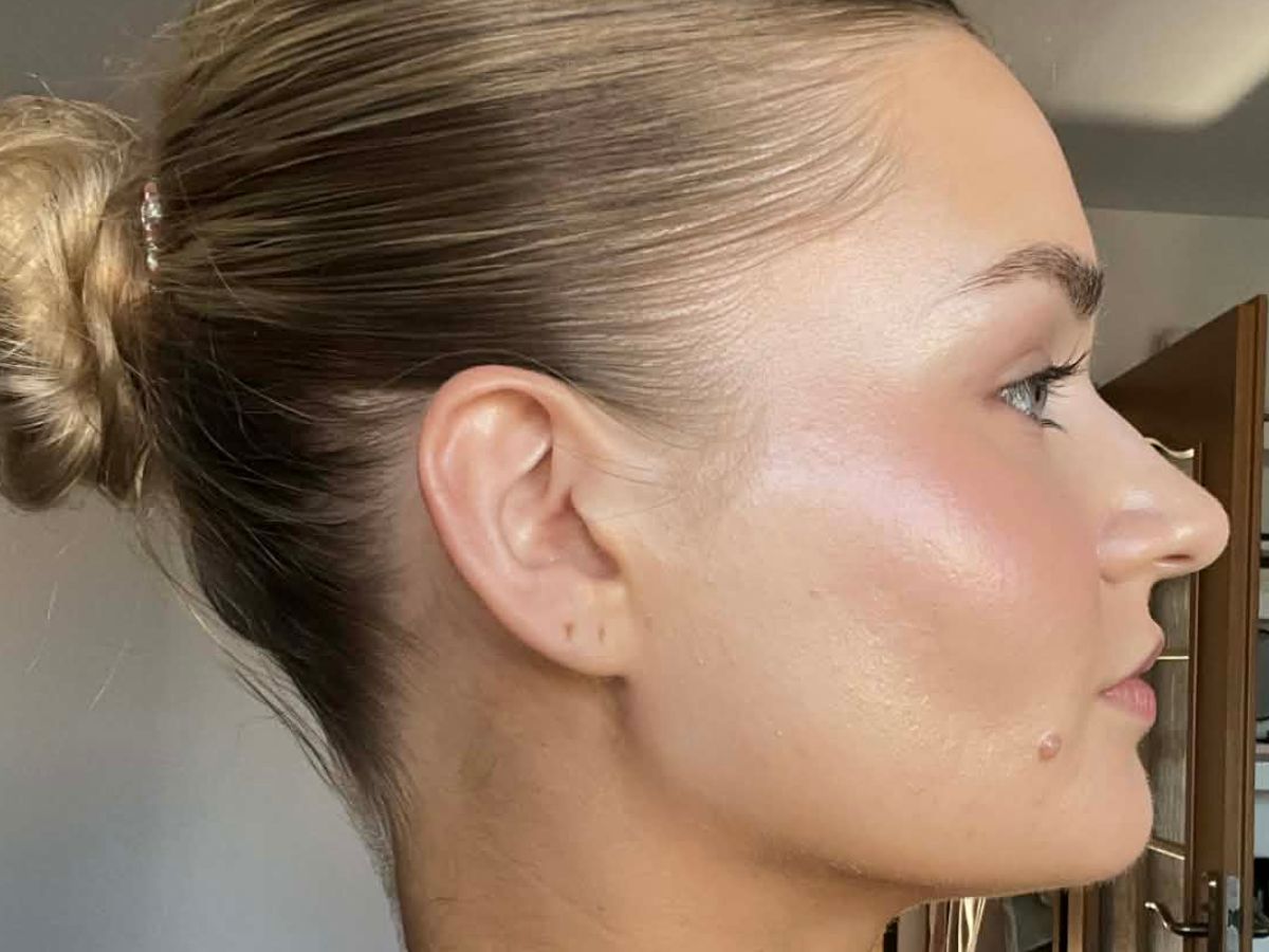 Rozświetlająca baza z pędzelkiem nawilża skórę przez 24h i daje efekt "porcelain glow"