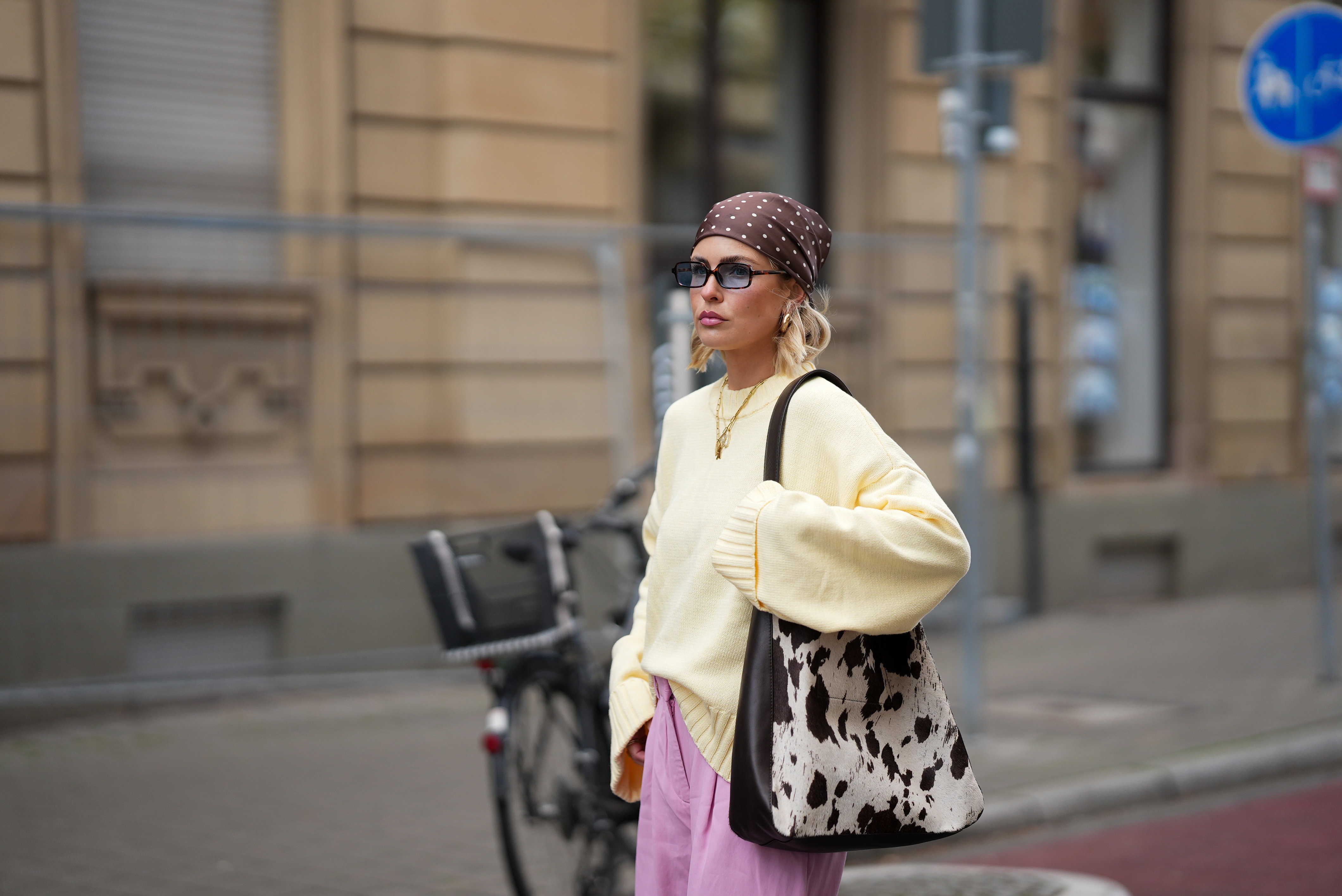 sweter w żółtym kolorze