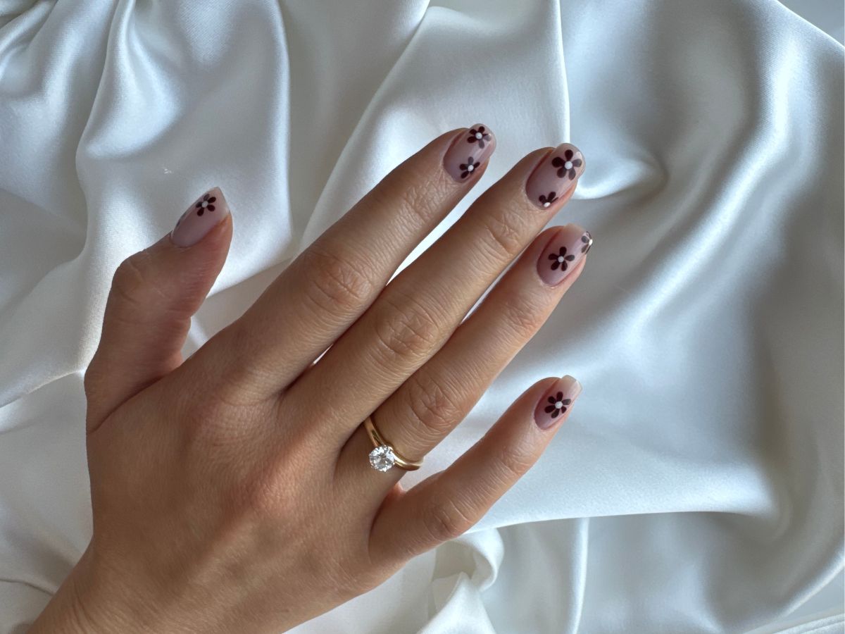 Micro daisy veil nails