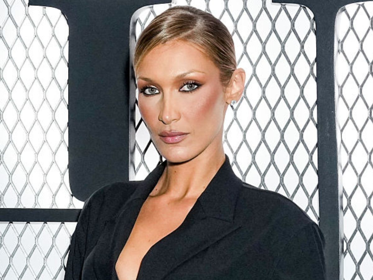Bella Hadid stawia na satynowy komplet w szampańskim odcieniu