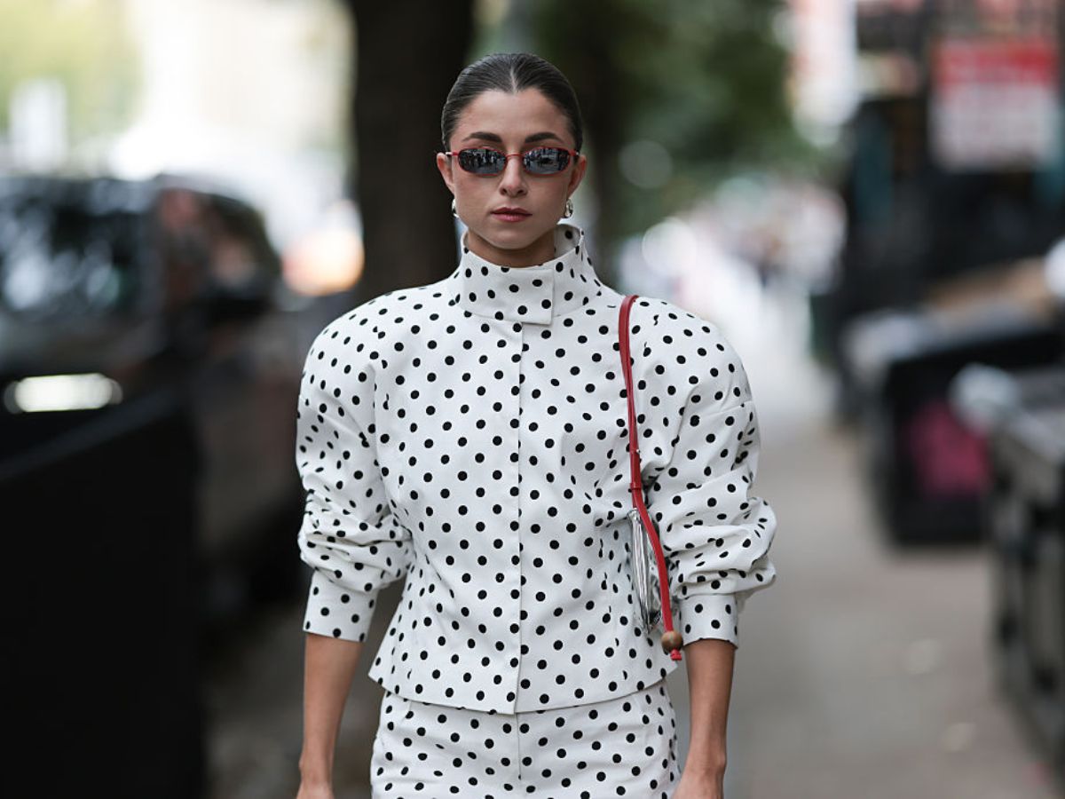 Śmietankowa sukienka w grochy z krepowanego szyfonu z H&amp;M to nowy must-have dla elegantek. Jest idealna na komunię