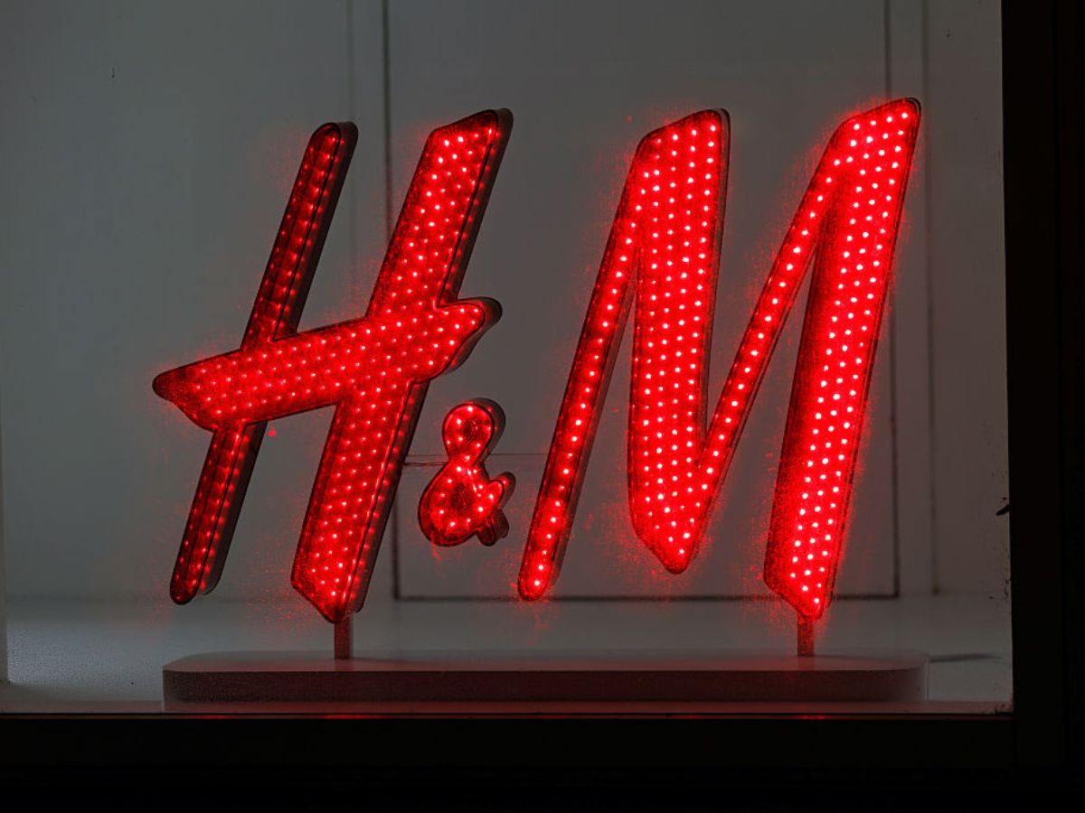 Jeansowa kurtka z H&amp;M wygląda prosto, ale ma skład, którego Polki szukają najczęściej
