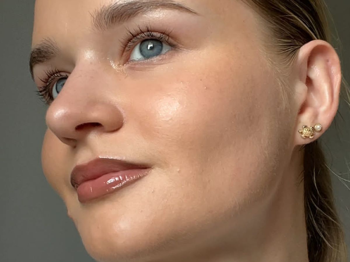 Podkład z 81% serum z kwasem hialuronowym robi efekt „airbrushed skin"