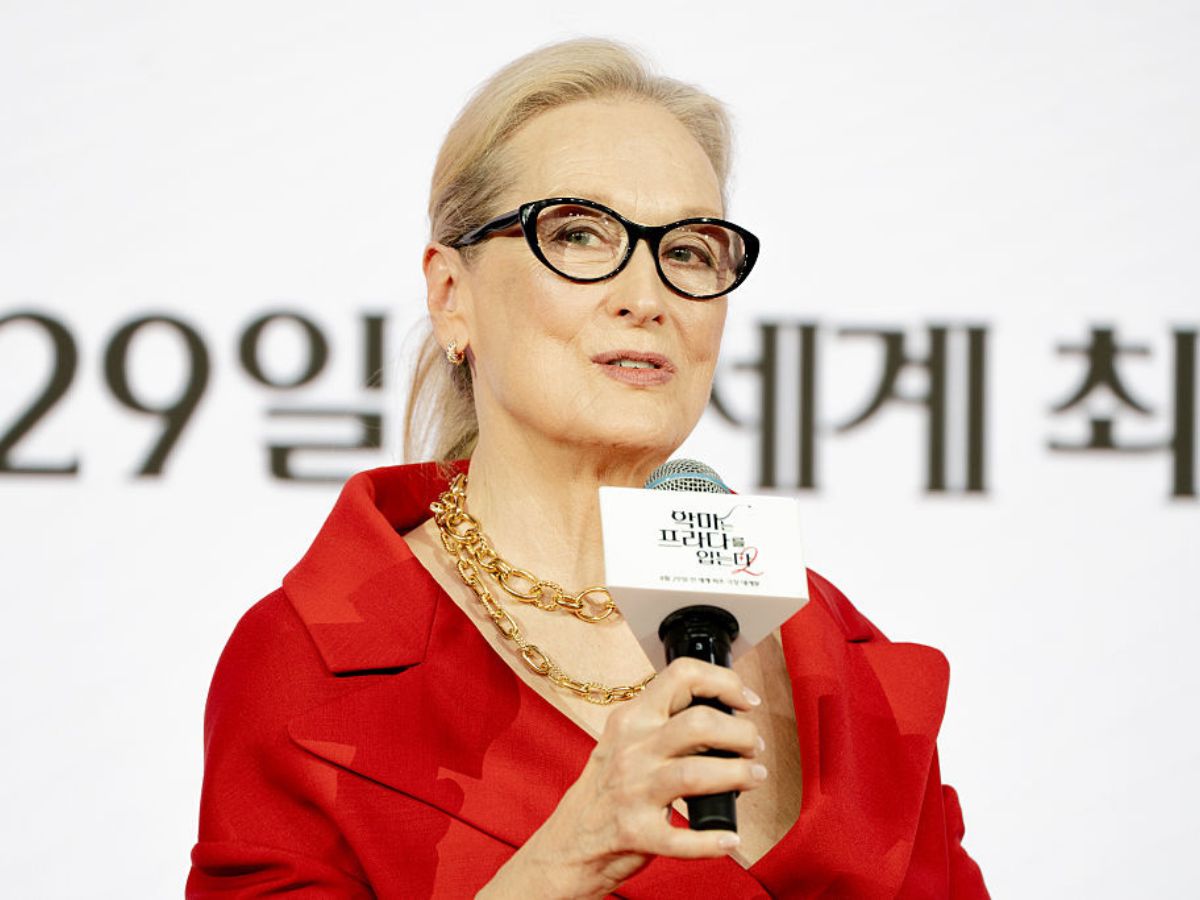 Karminowe spodnie Meryl Streep to hit dla 50-60-70 latek