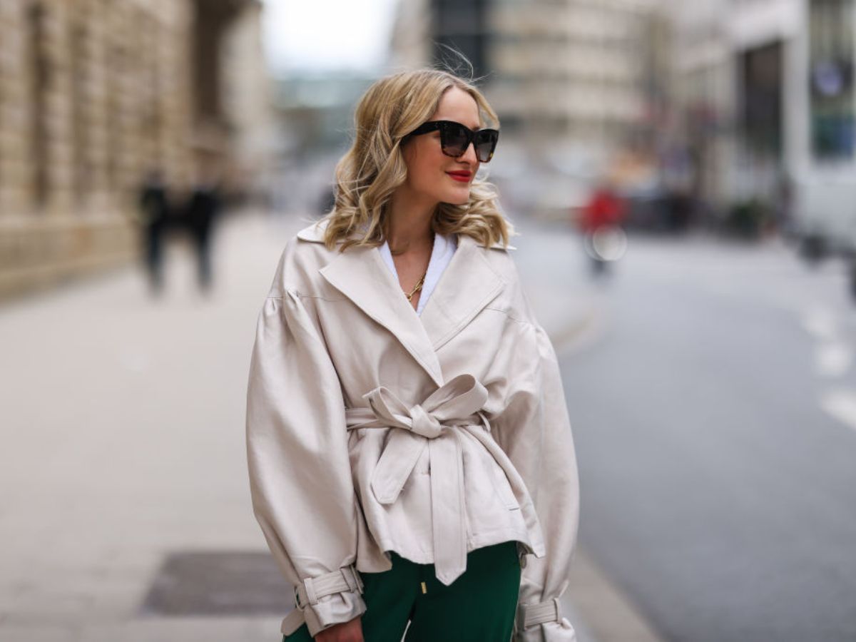 Bluzon w kolorze kremowej śmietanki z wanilią to totalny hit H&amp;M na wiosnę 2026. Ma jodełkę, len i odpinany kołnierz